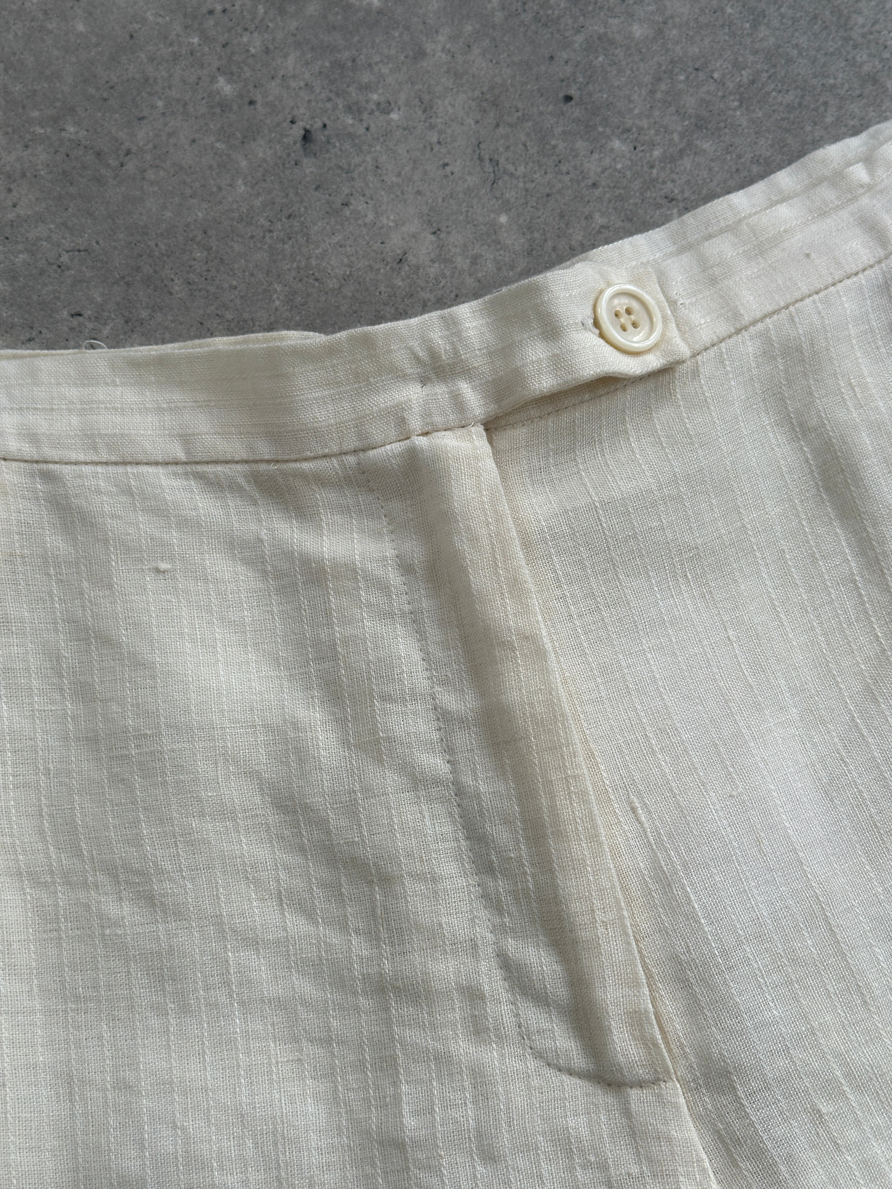 Vintage high waisted wide leg tailored trousers in W26, featuring a classic fit and vintage-inspired design.