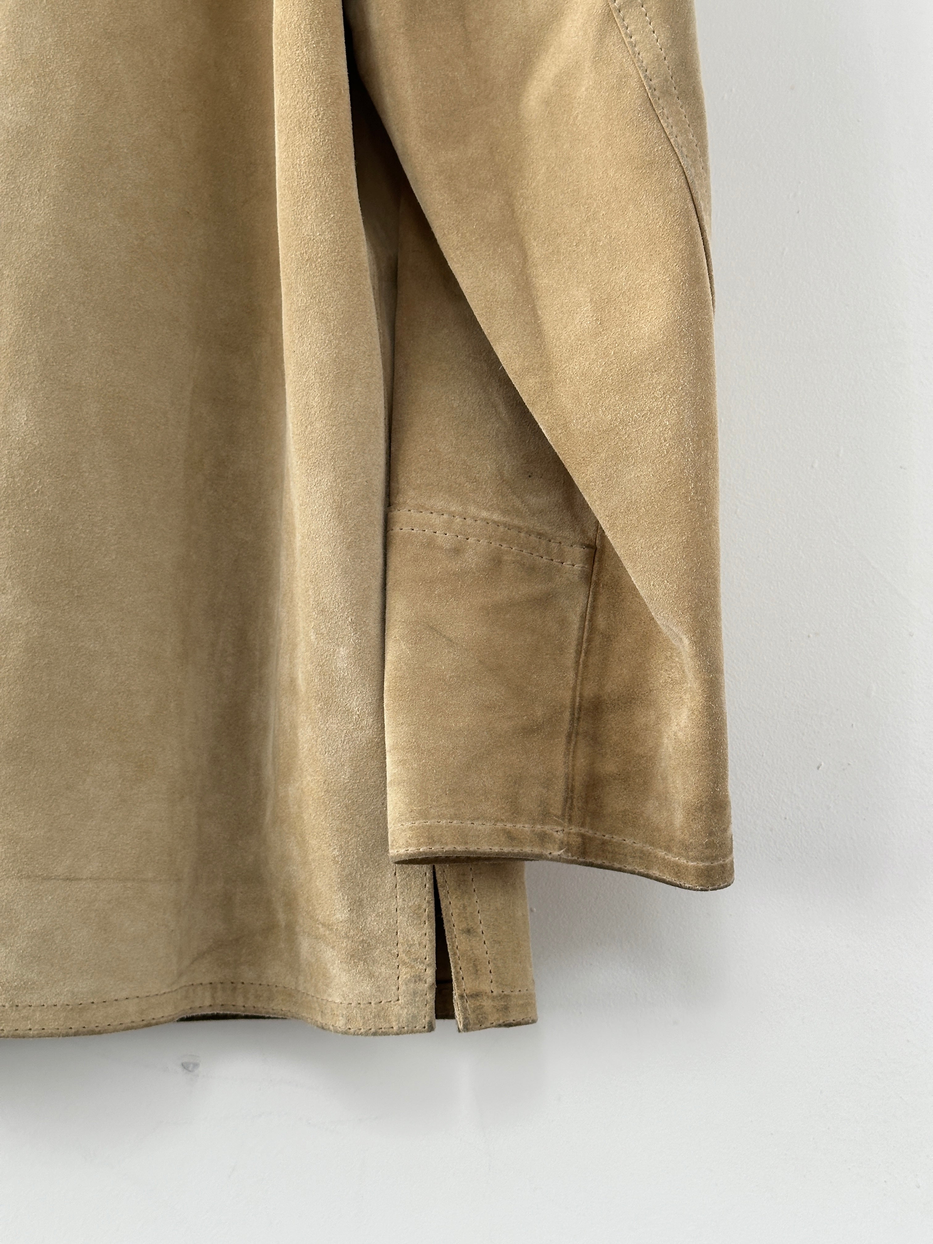 Vintage boxy suede jacket in large/extra-large size featuring a classic design and soft textured suede fabric.