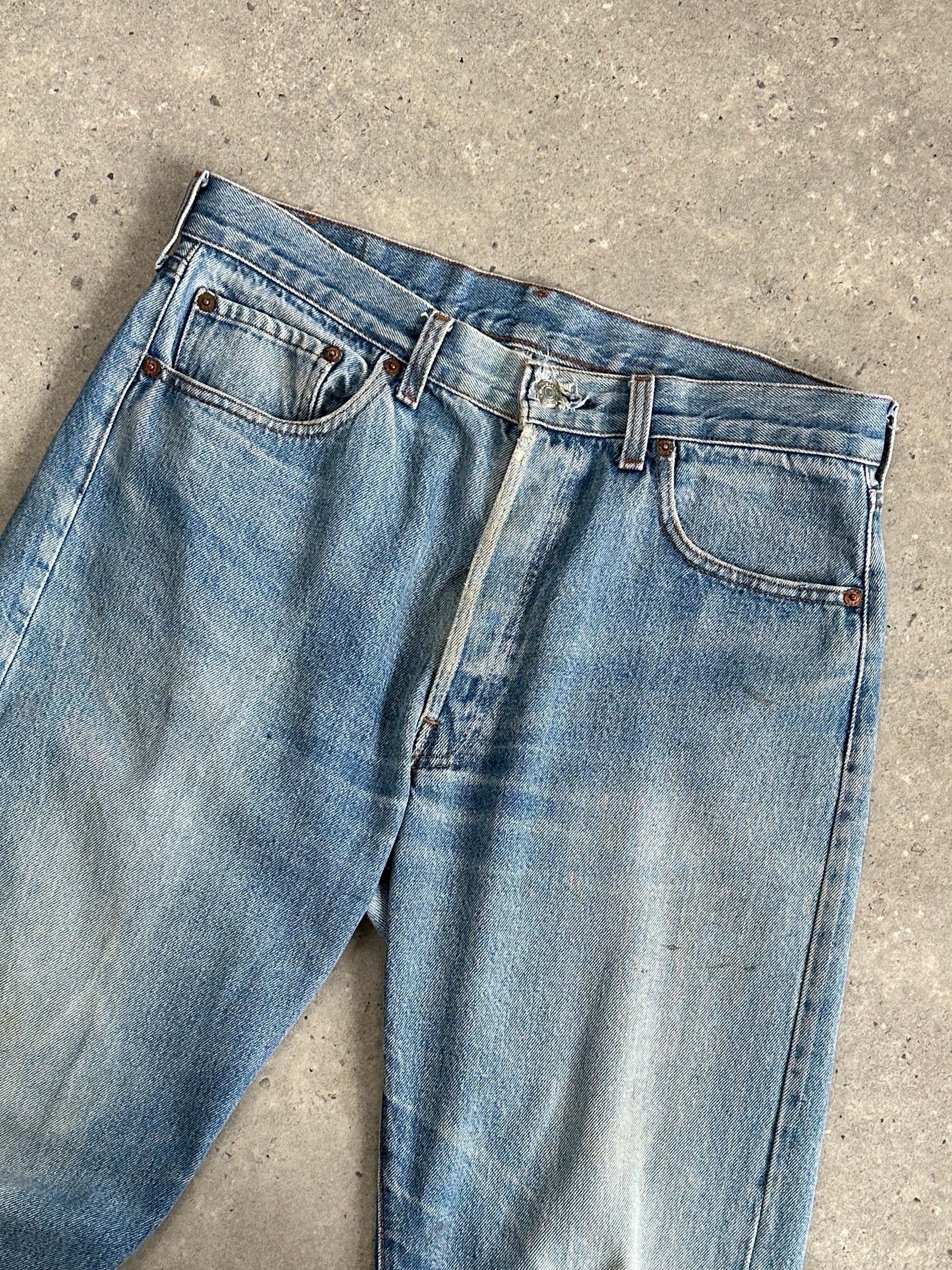 Levi’s 501 straight leg denim jeans in W32, showing classic blue jeans with a button fly and five-pocket design.