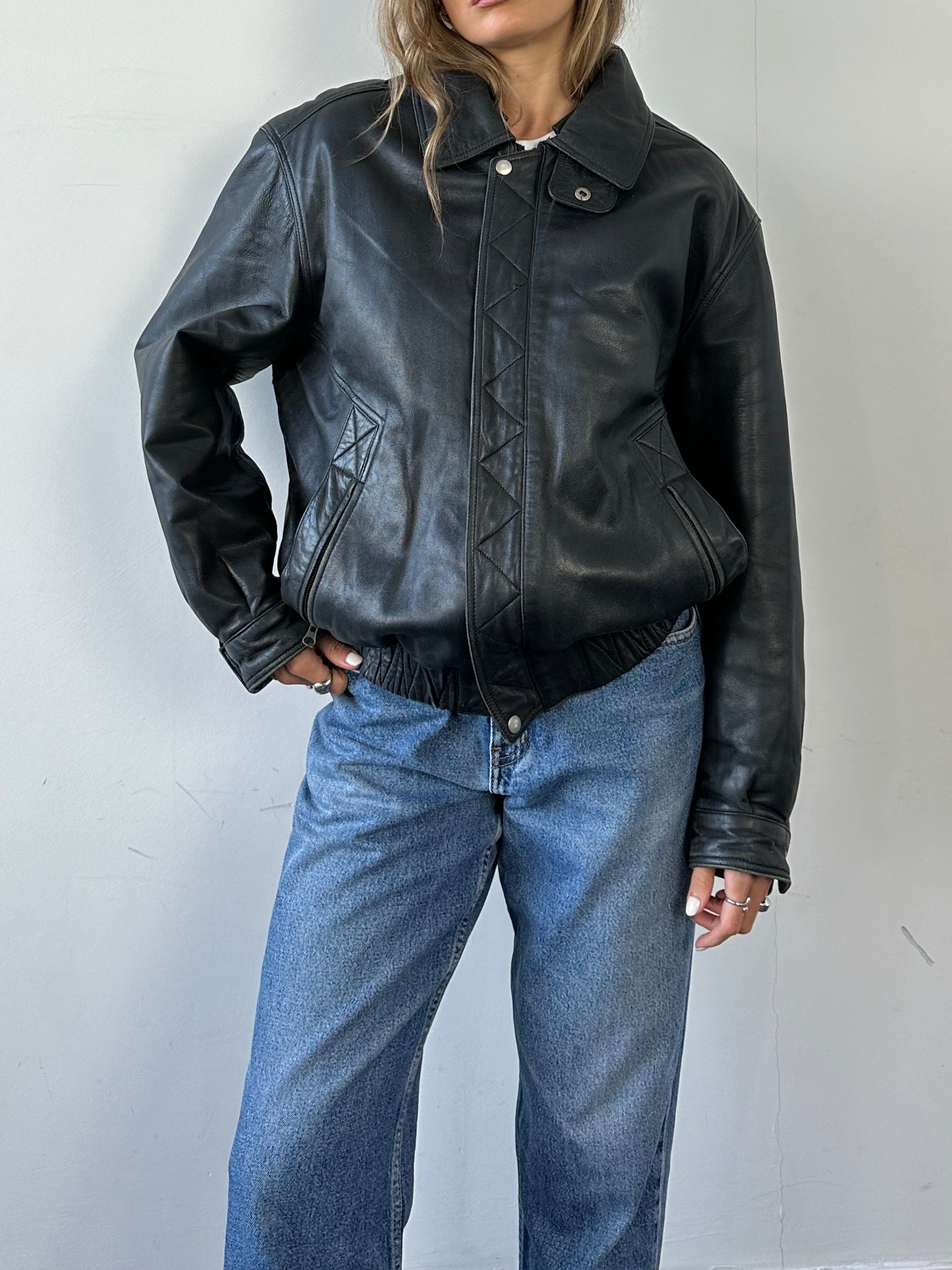 Italian vintage smooth leather bomber jacket in size L, featuring classic design and sleek craftsmanship.