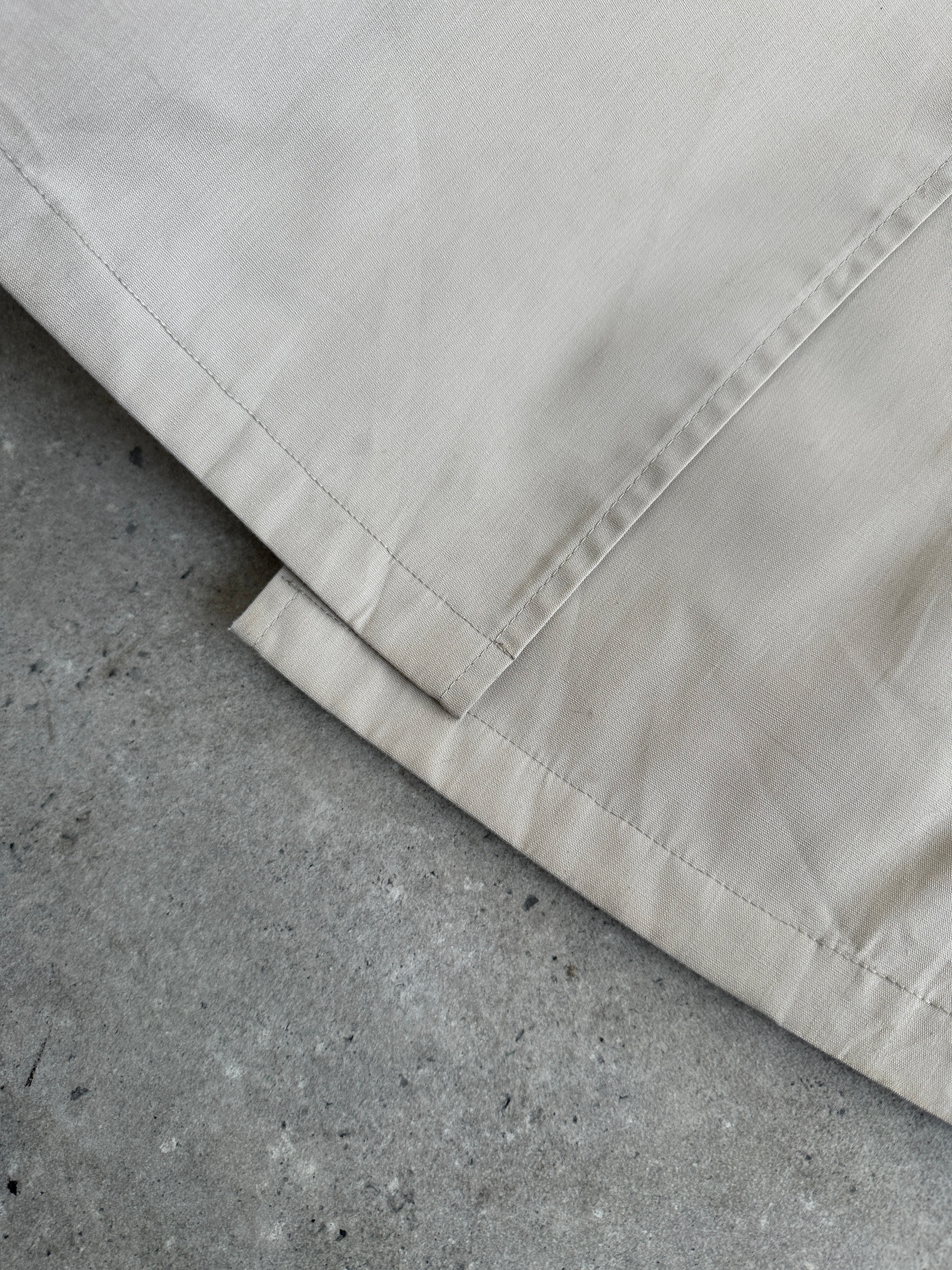 London Fog 1990s double-breasted cotton trench coat in size M, stylish and classic design with belt and button details.