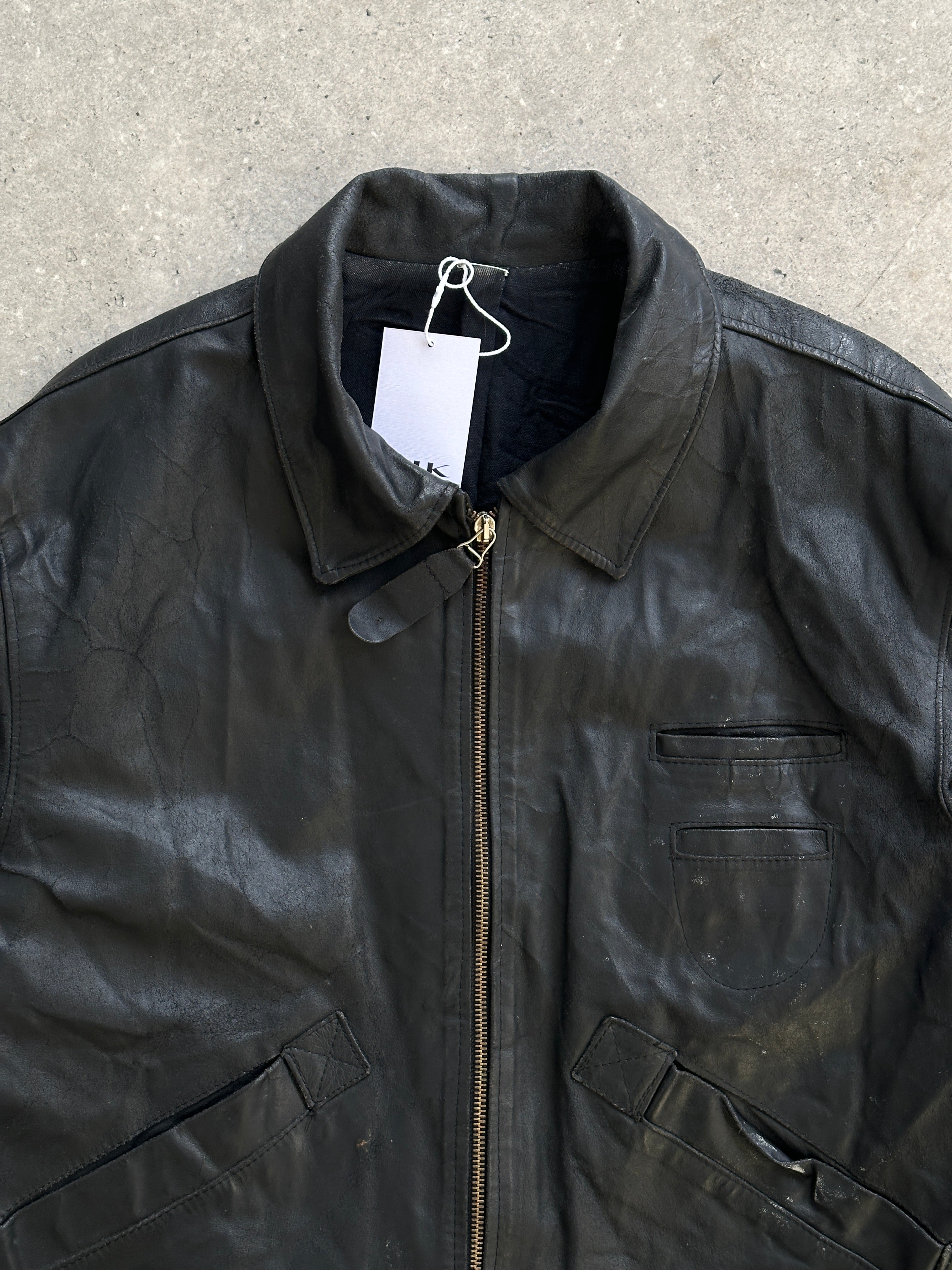 Italian vintage boxy leather jacket by Vintage, shown in M/L size with classic design and textured brown leather.