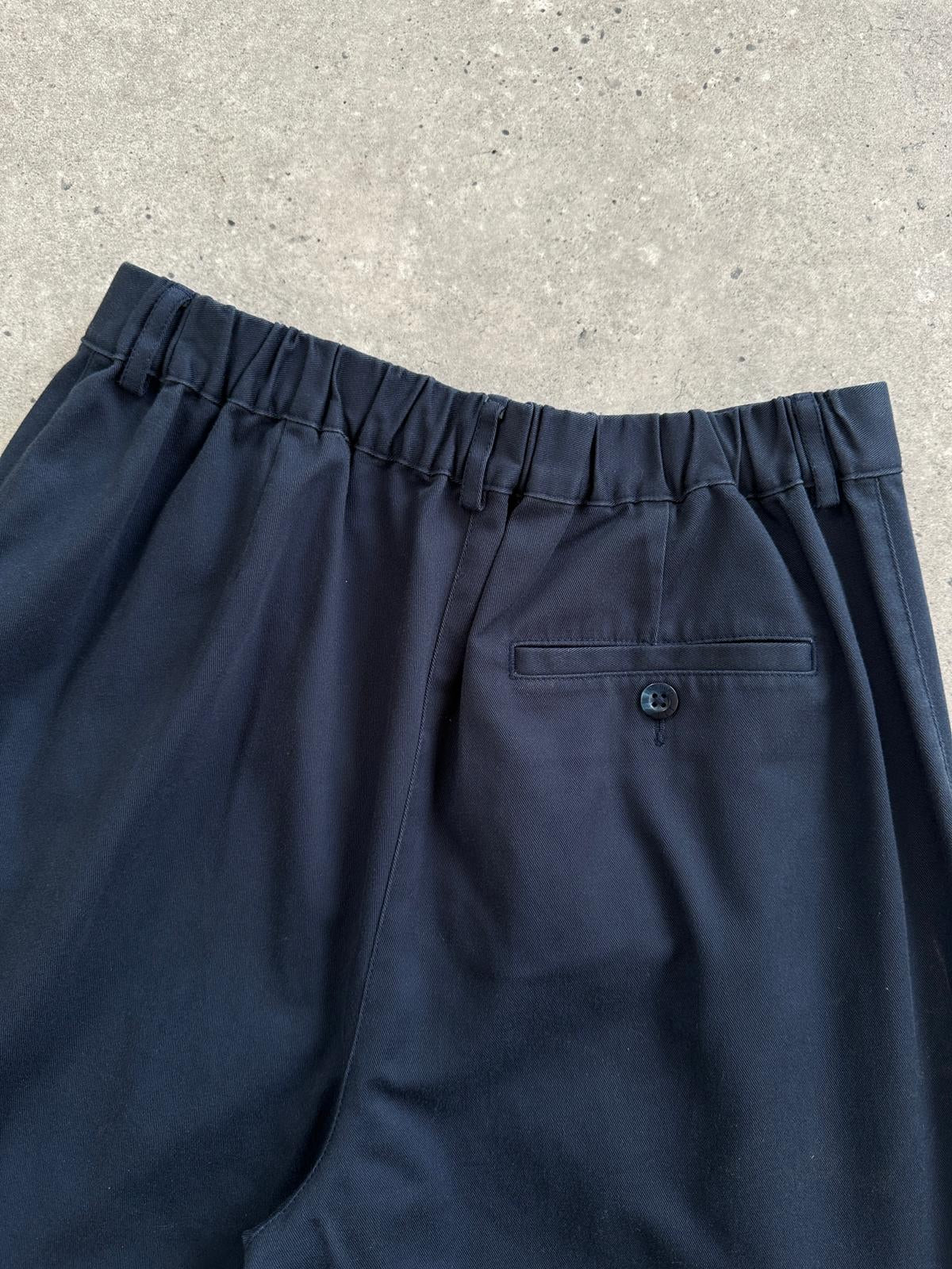 L.L.Bean straight leg elasticated cotton trousers in W28-30, showing a comfortable fit and classic design with a clean waistband.