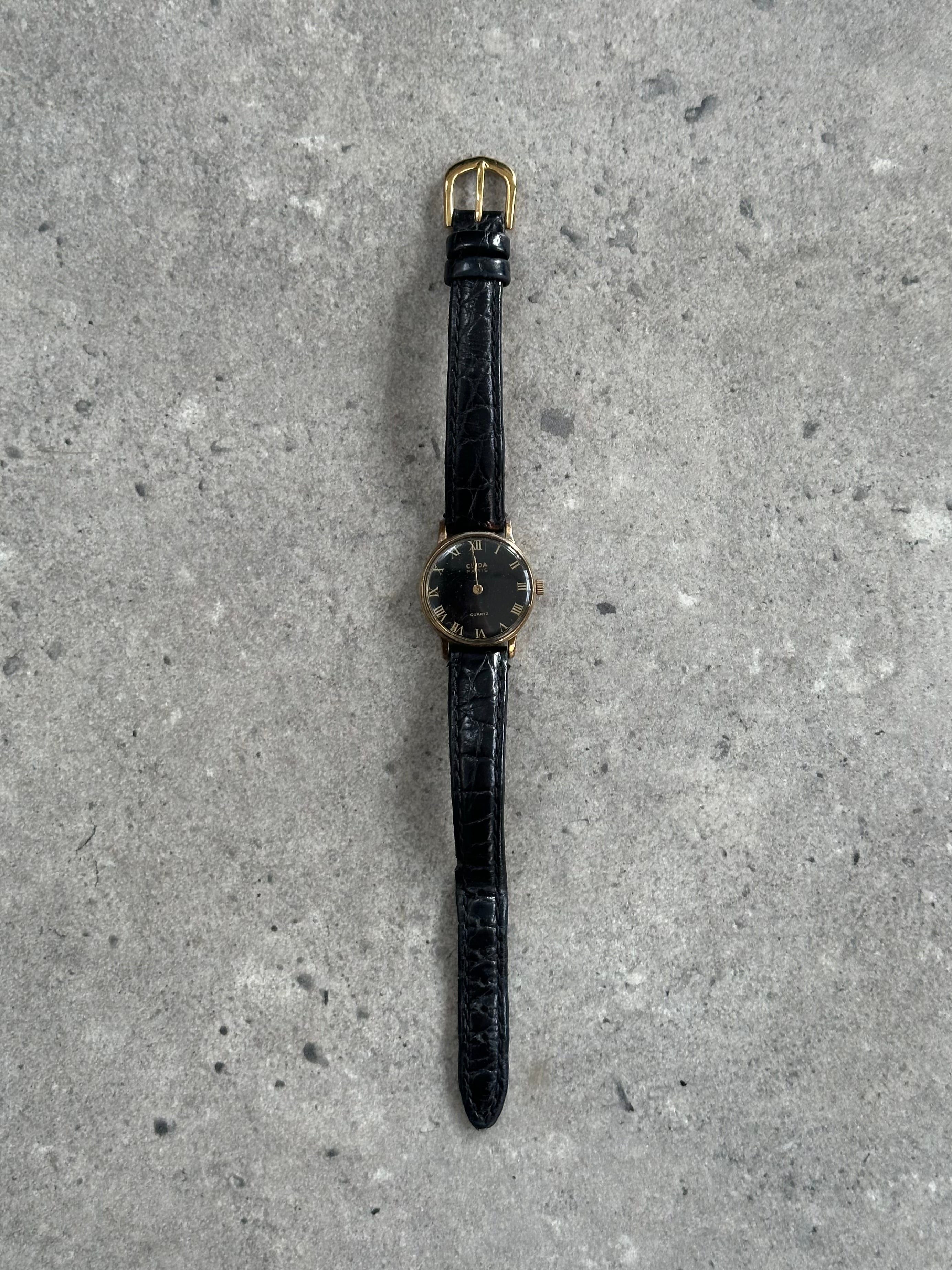 Vintage 1990s round quartz leather watch with a classic design and leather strap, showcasing a timeless vintage timepiece.