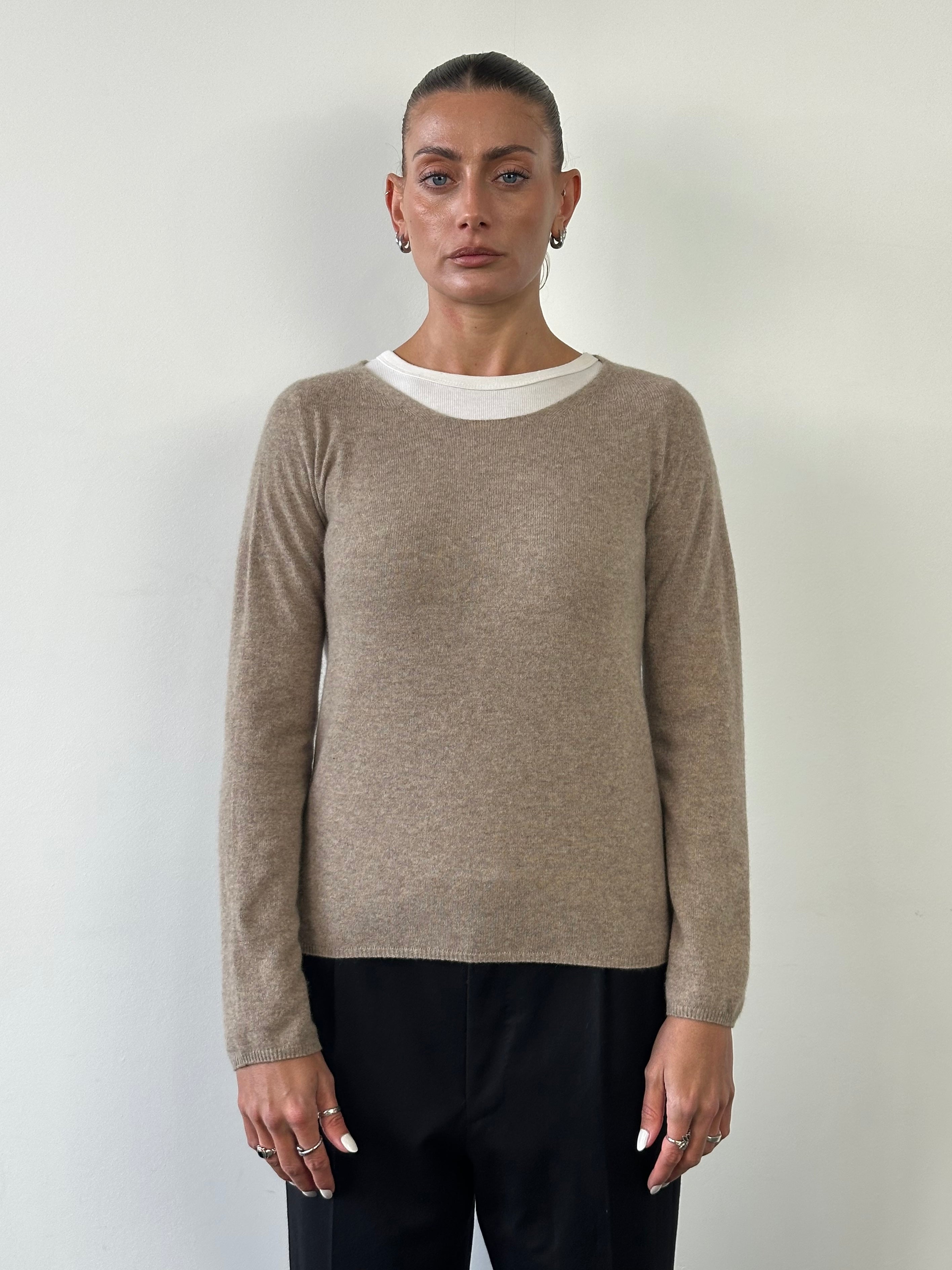 Burberry London pure cashmere lightweight knitted jumper in S/M, soft beige color, close-up of fabric and knit texture.