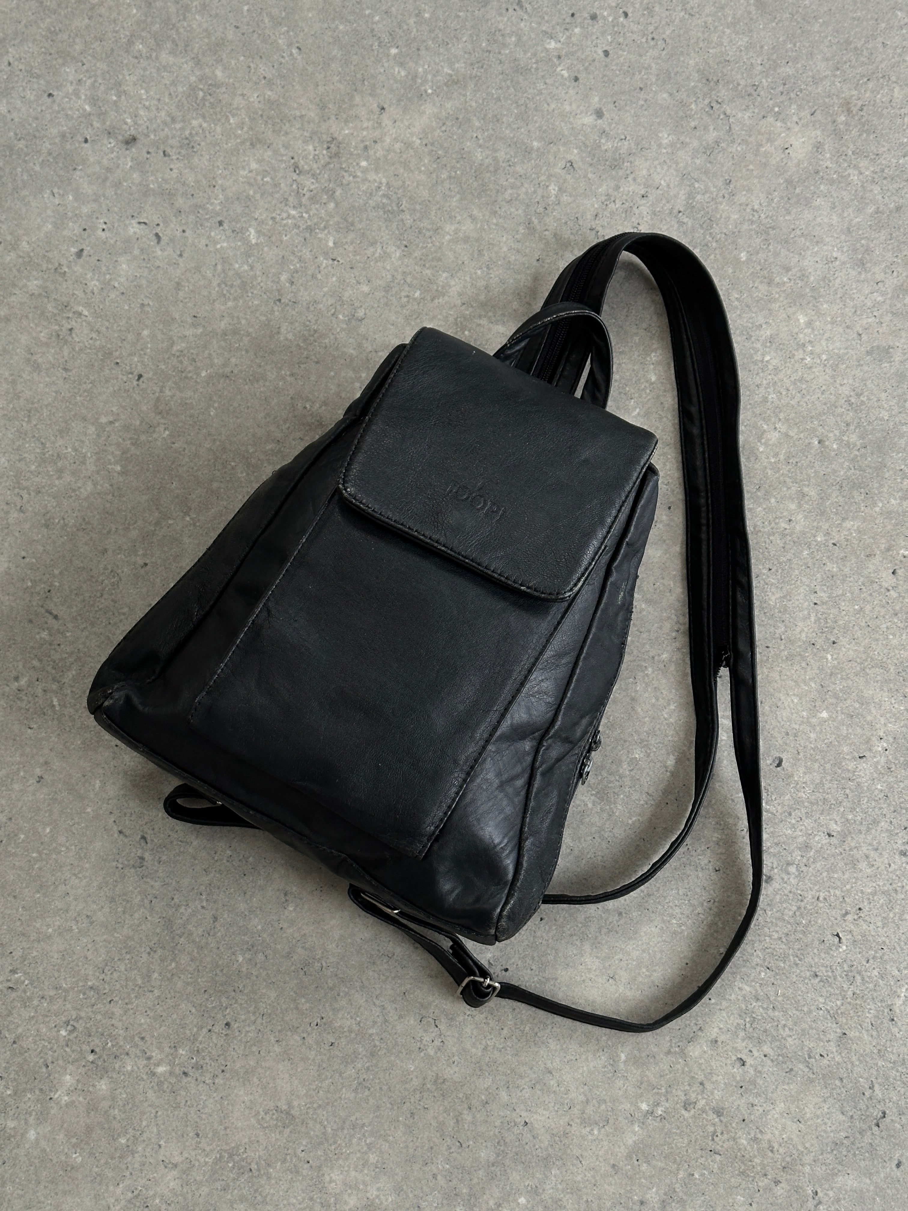 Vintage faux leather rucksack bag with adjustable straps and front pocket, featuring a classic vintage style.