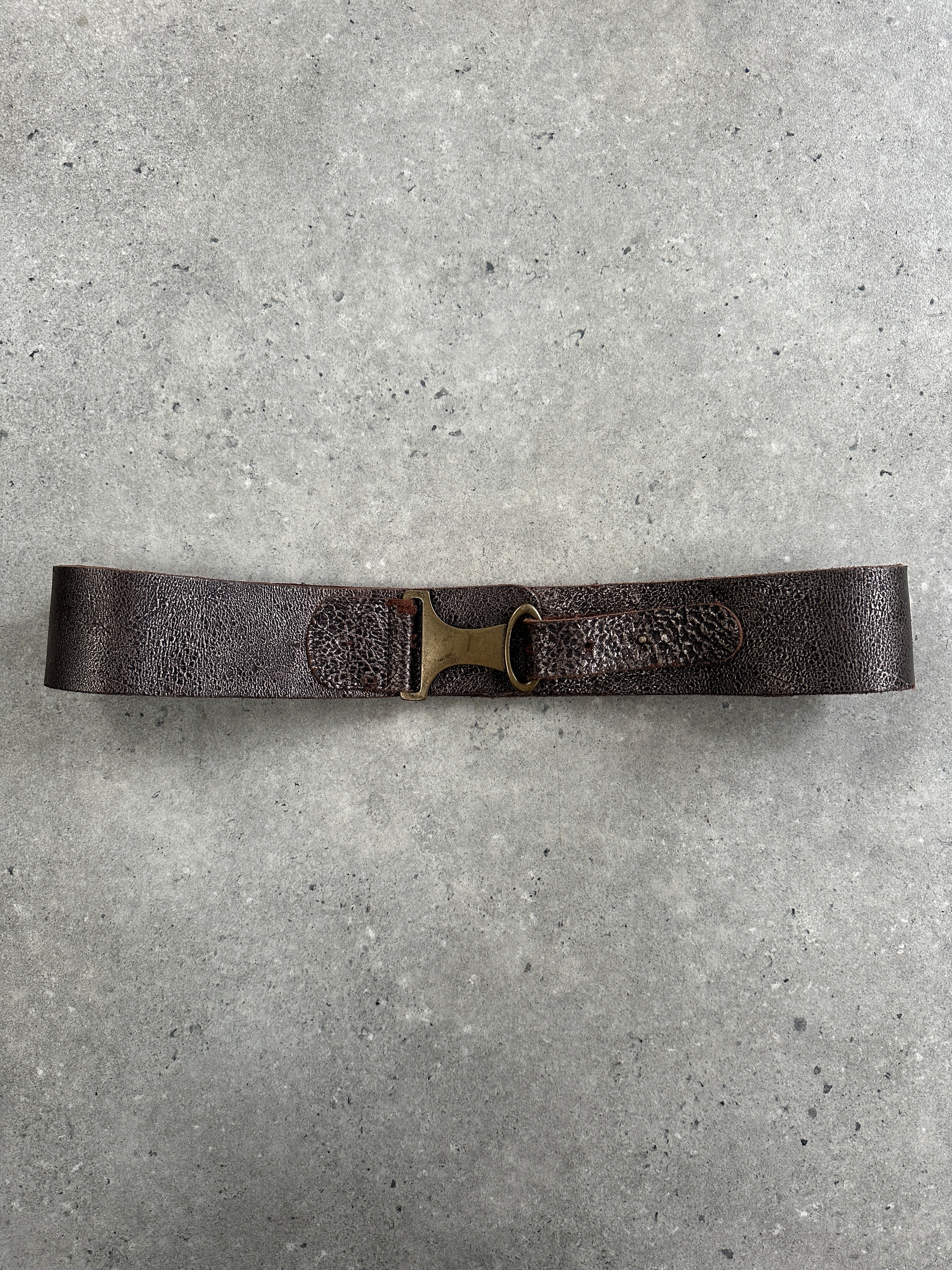 Vintage 1990s distressed metallic leather belt with antique finish, size W32, featuring rugged texture and classic Italian craftsmanship.