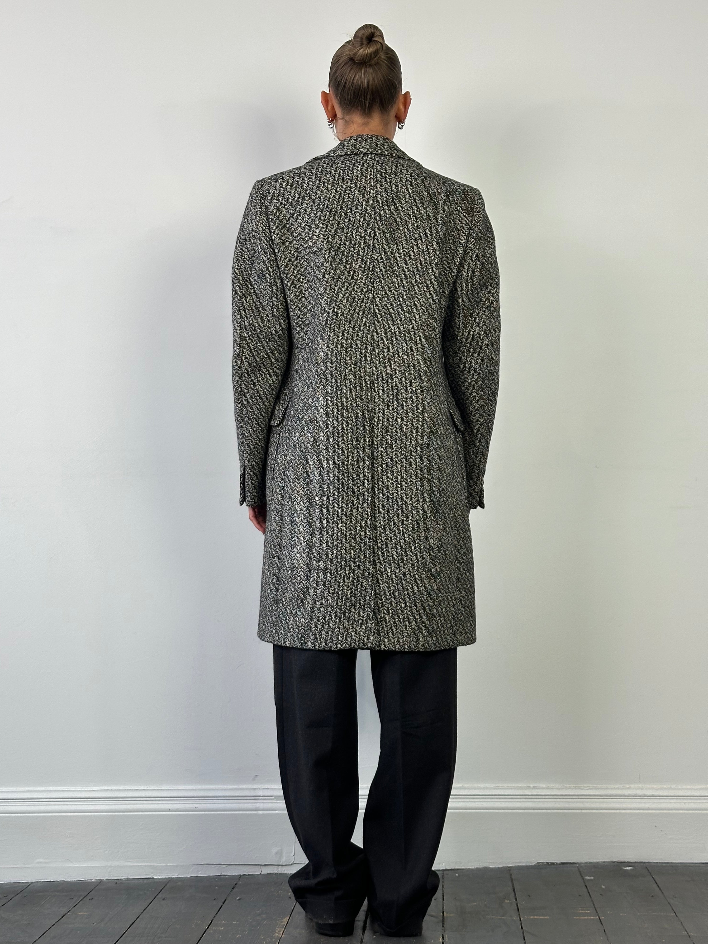 Vintage Italian 1990s pure wool double-breasted coat in size M, classic design with tailored lapels and button details.