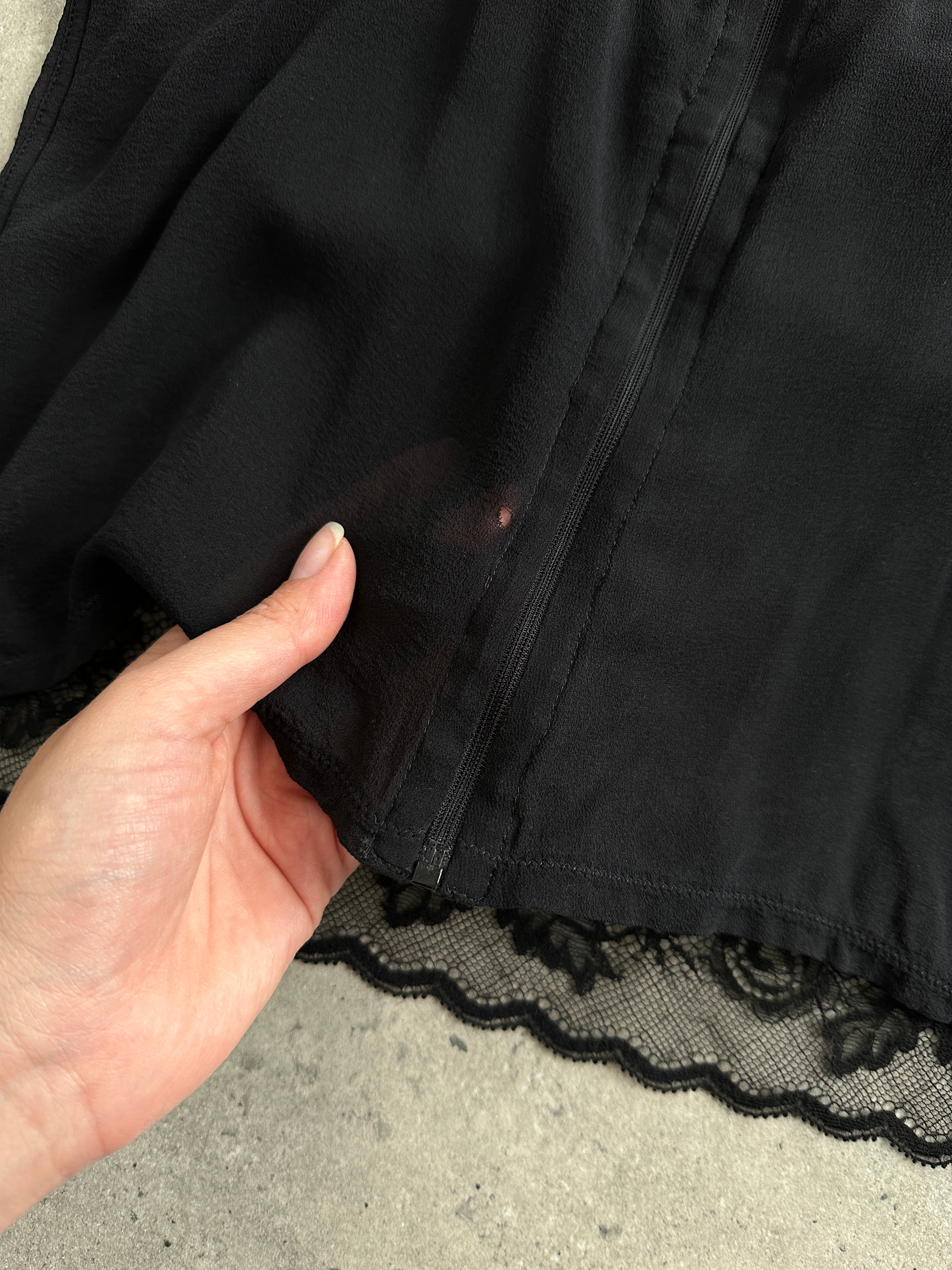 La Perla silk lace lingerie top in black, featuring delicate lace details and a fitted S/M style, perfect for elegant nightwear.