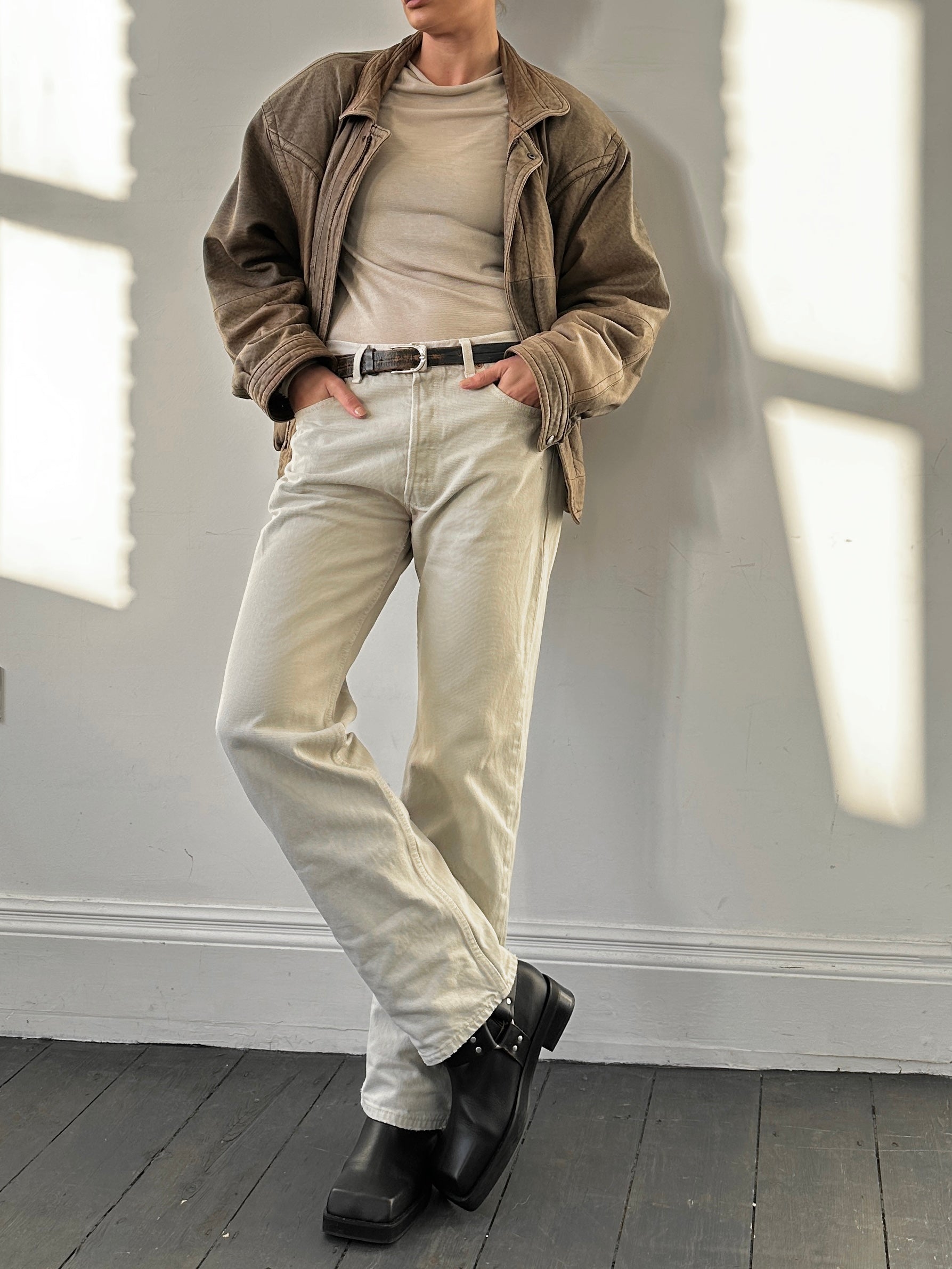 Vintage leather bomber jacket in size L/XL, featuring classic design and durable craftsmanship.