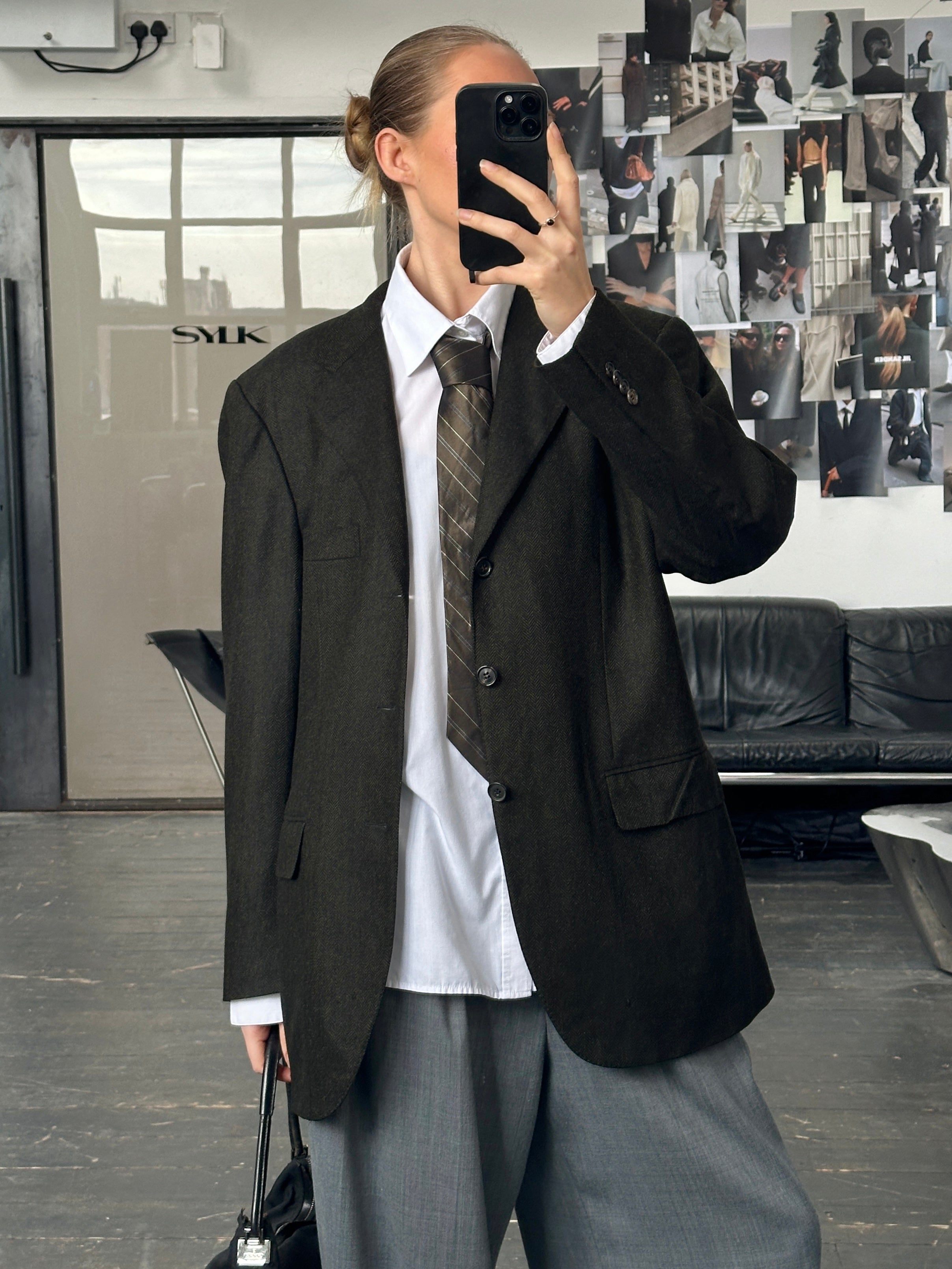 Loro Piana wool cashmere herringbone blazer in size 42R/XL, tailored fit with classic pattern and refined craftsmanship.