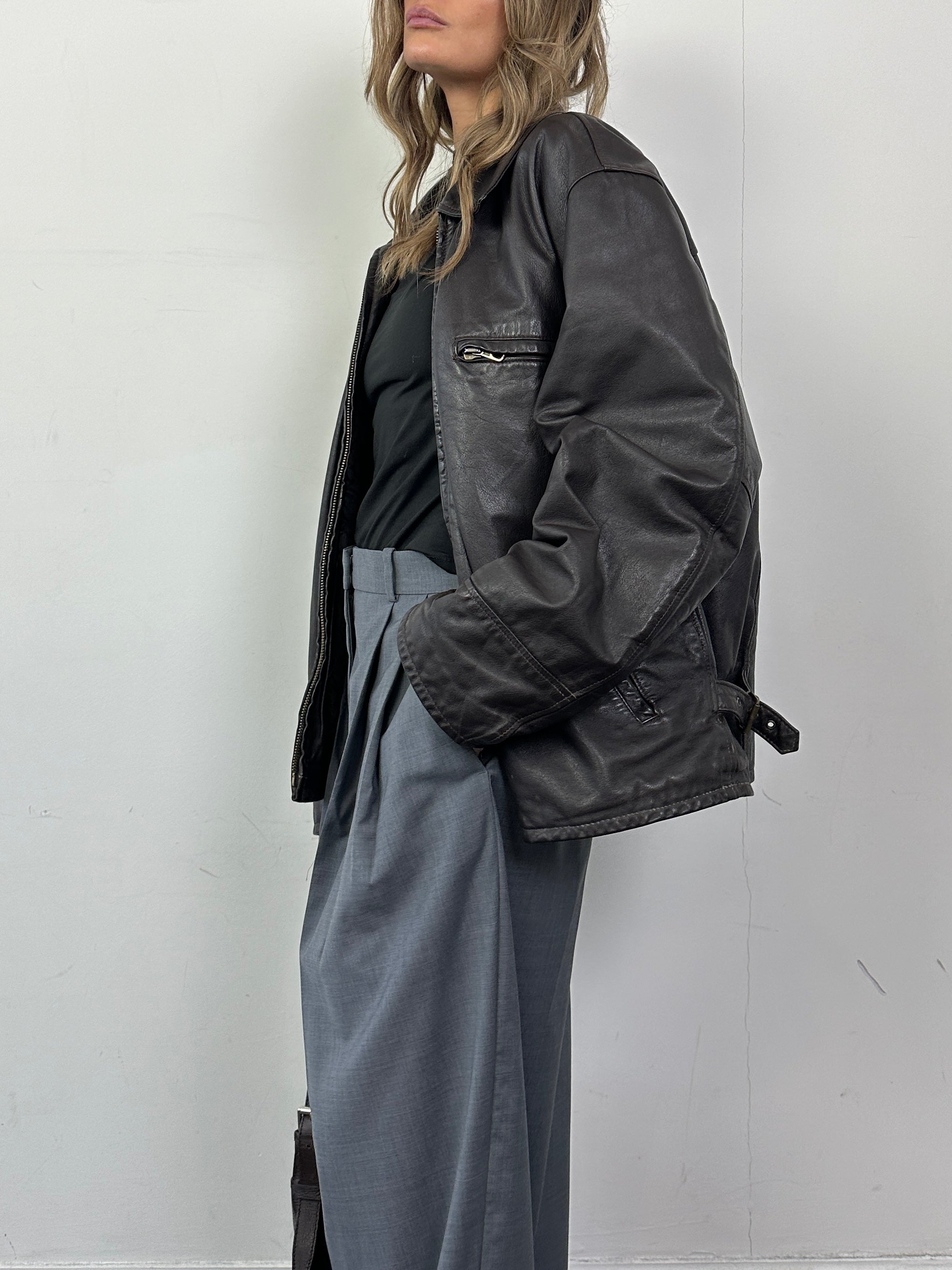 Vintage Italian leather jacket in size L/XL, featuring classic distressed leather and stylish vintage design.