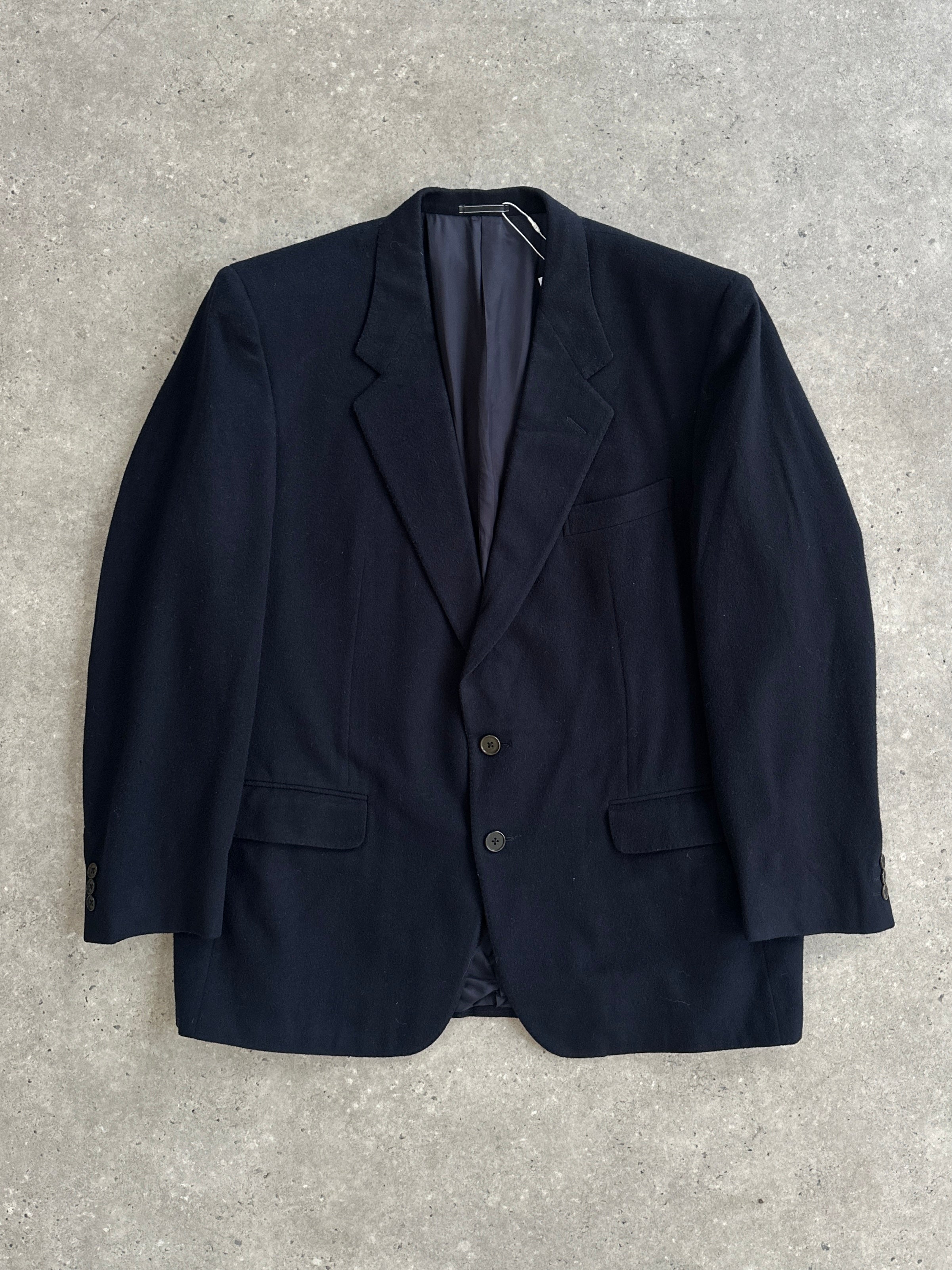 Aquascutum brushed wool cashmere single-breasted blazer in size 46R/XXL, shown on a mannequin, with classic tailored fit.