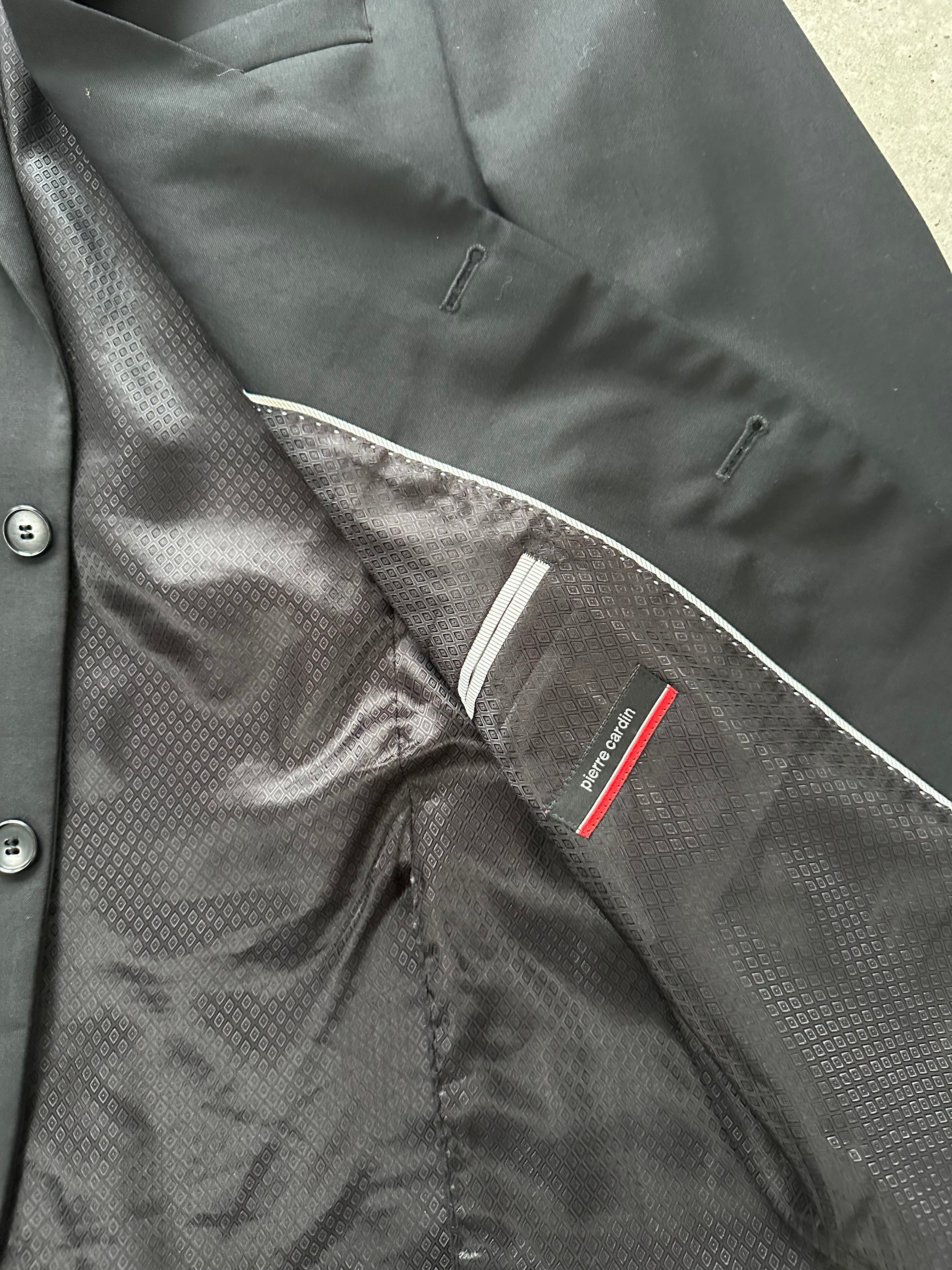 Pierre Cardin wool single-breasted suit in size 38L/W36, tailored fit, with lapel collar and matching trousers.
