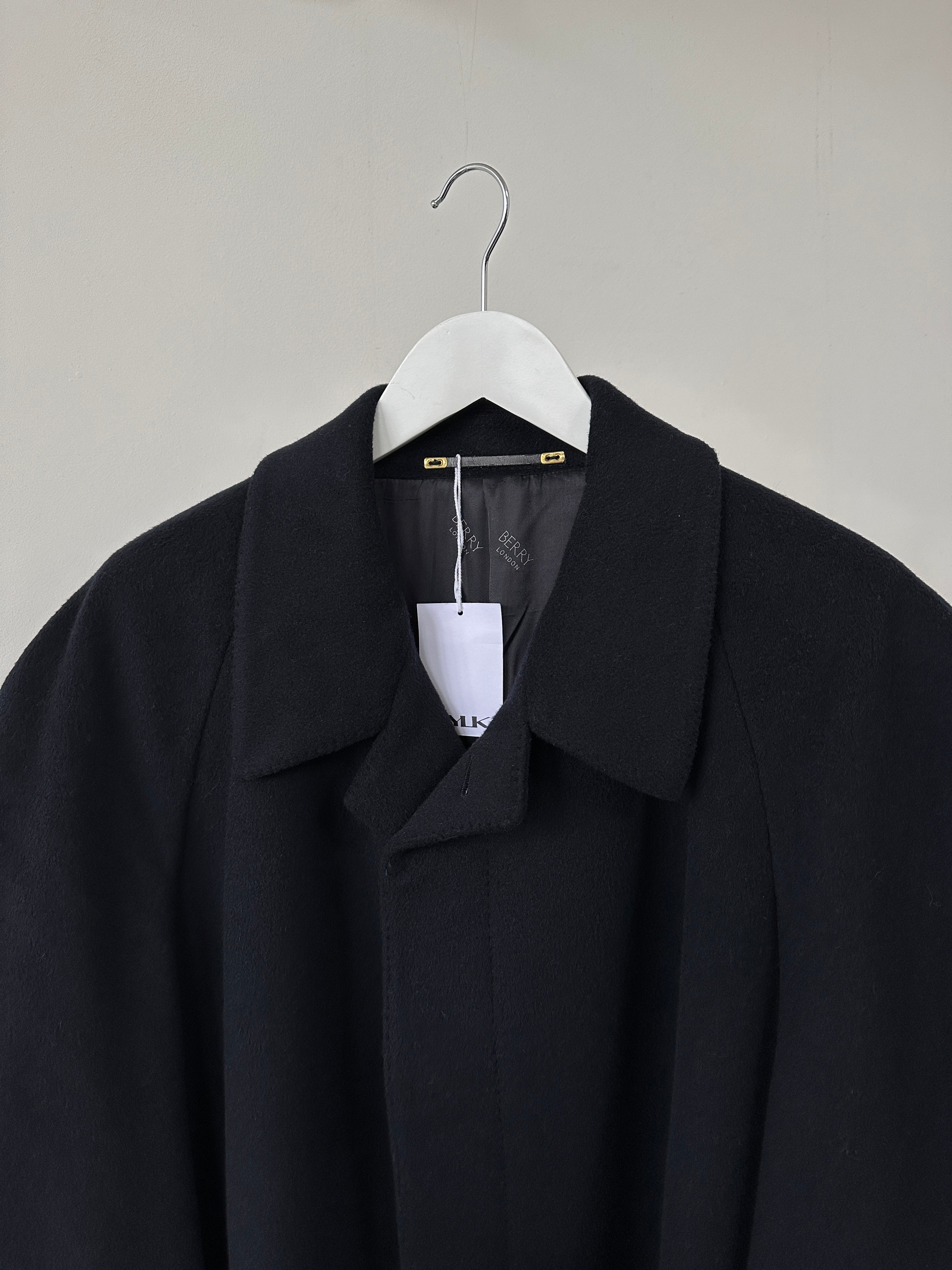 Vintage wool and cashmere coat with concealed placket, single-breasted design in XL/XXL, featuring a classic vintage style.