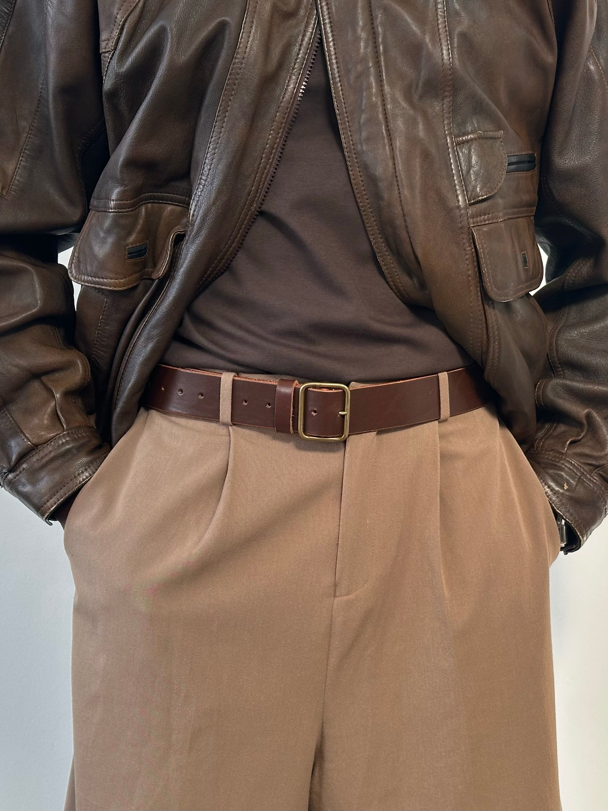 Vintage 2000s leather belt with W36-44 size, featuring classic design and aged leather, from the Vintage brand.