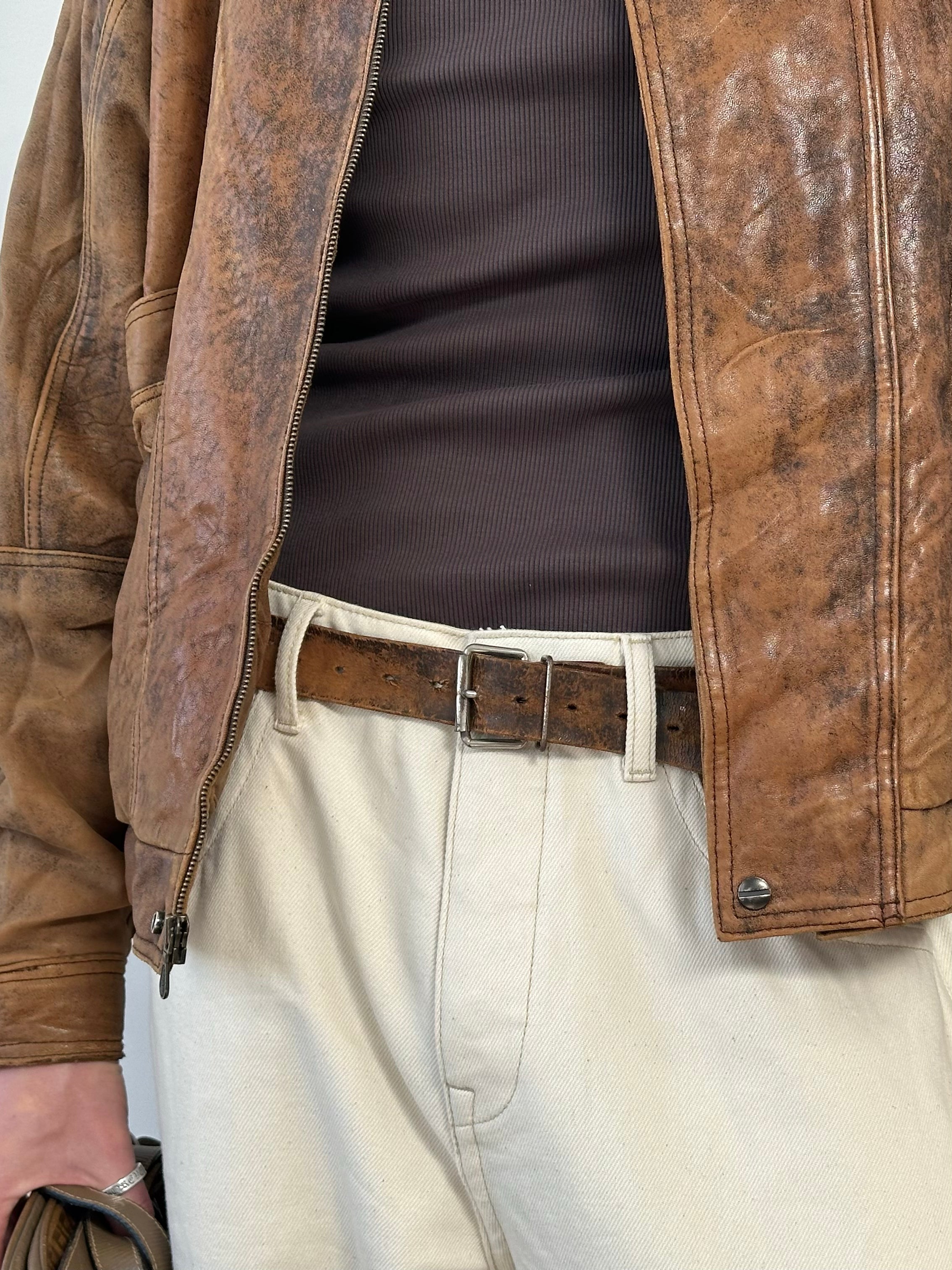 Vintage brand aged leather distressed belt with adjustable W29-39, showing detailed worn leather and vintage metal buckle.
