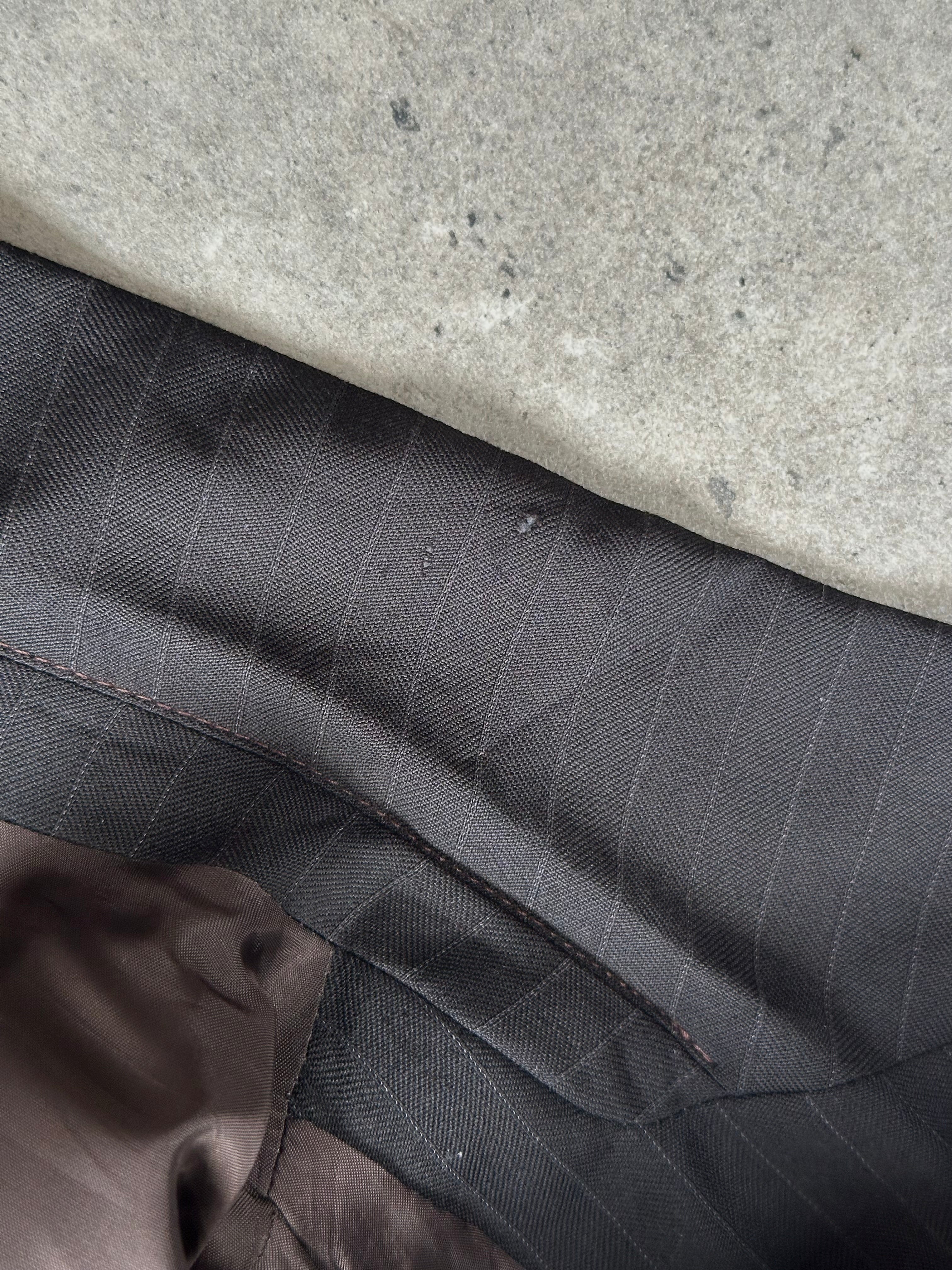Armani Collezioni 2000s pure wool pinstripe blazer in size 40R/L, featuring classic tailored design with pinstripe pattern.