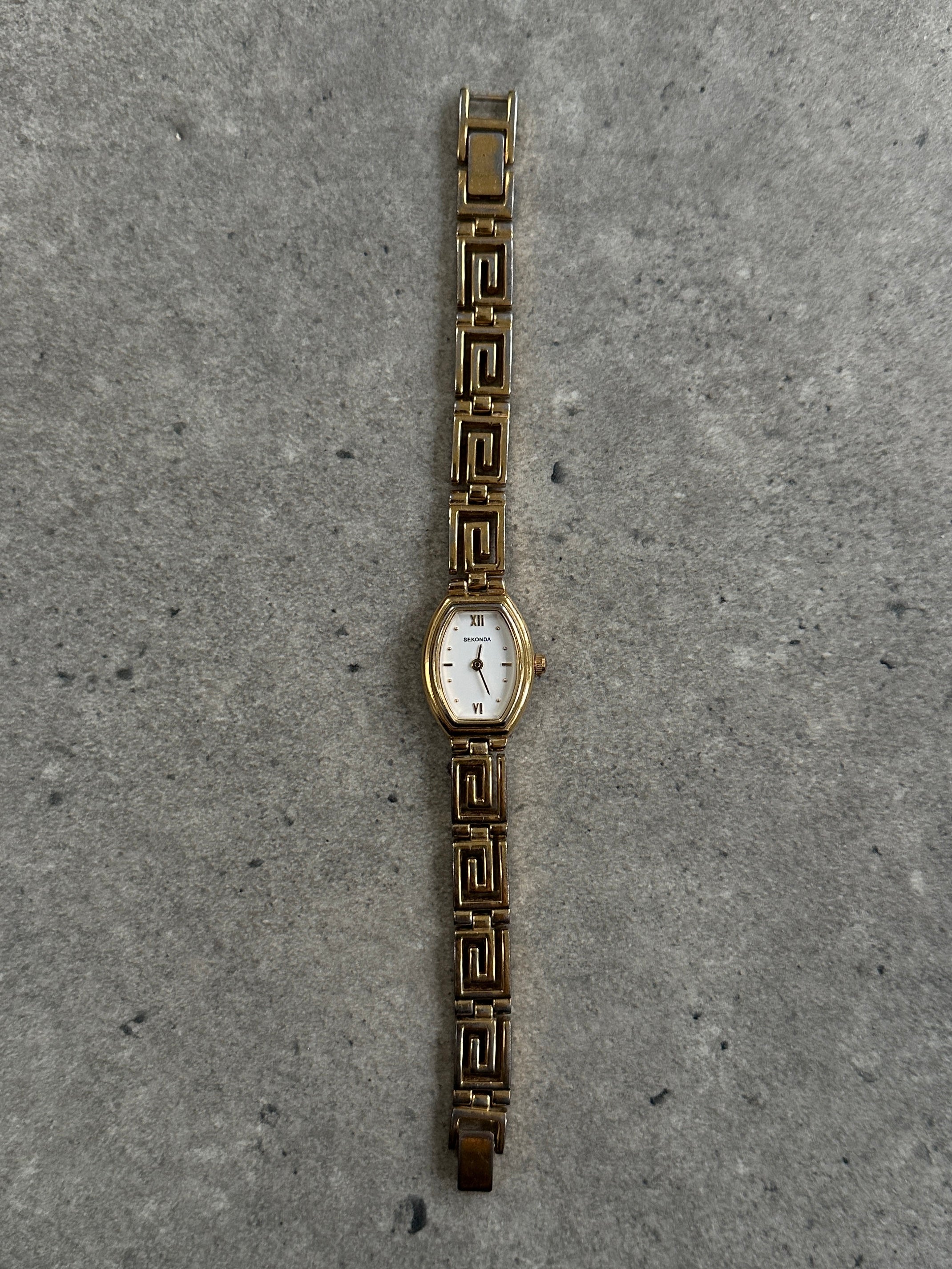 Sekonda 1990s oval gold-tone geometric quartz watch with a vintage design and sleek finish.
