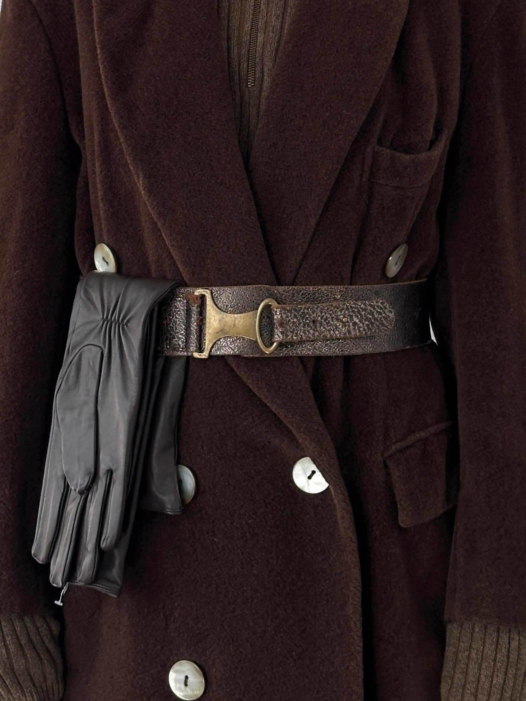 Italian Vintage 1990s distressed metallic leather belt with W32 size, featuring a rugged, stylish design from the Vintage brand.