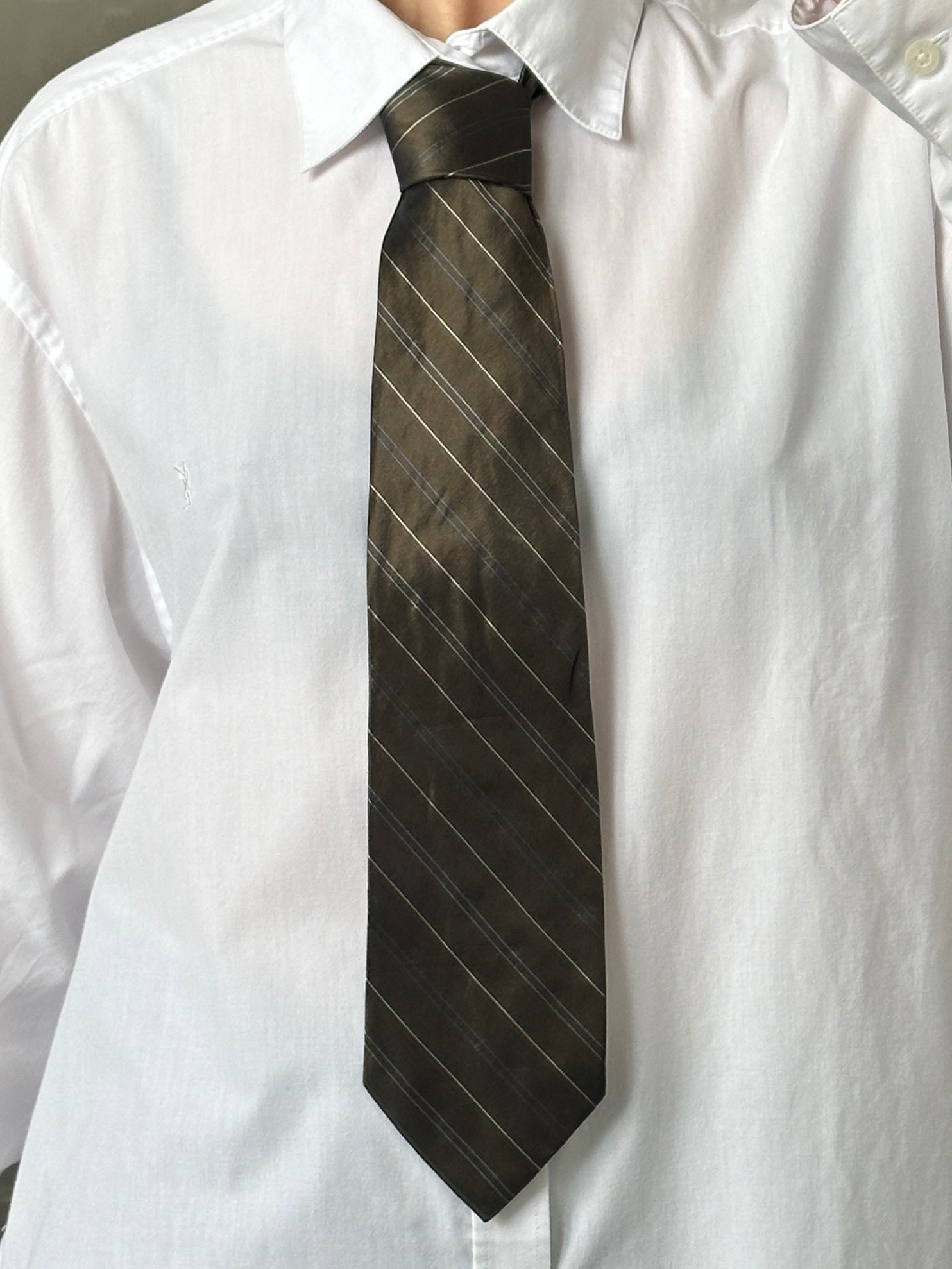 Trussardi 1990s pure silk diagonal stripe tie, men's accessory with elegant pattern and high-quality silk fabric.
