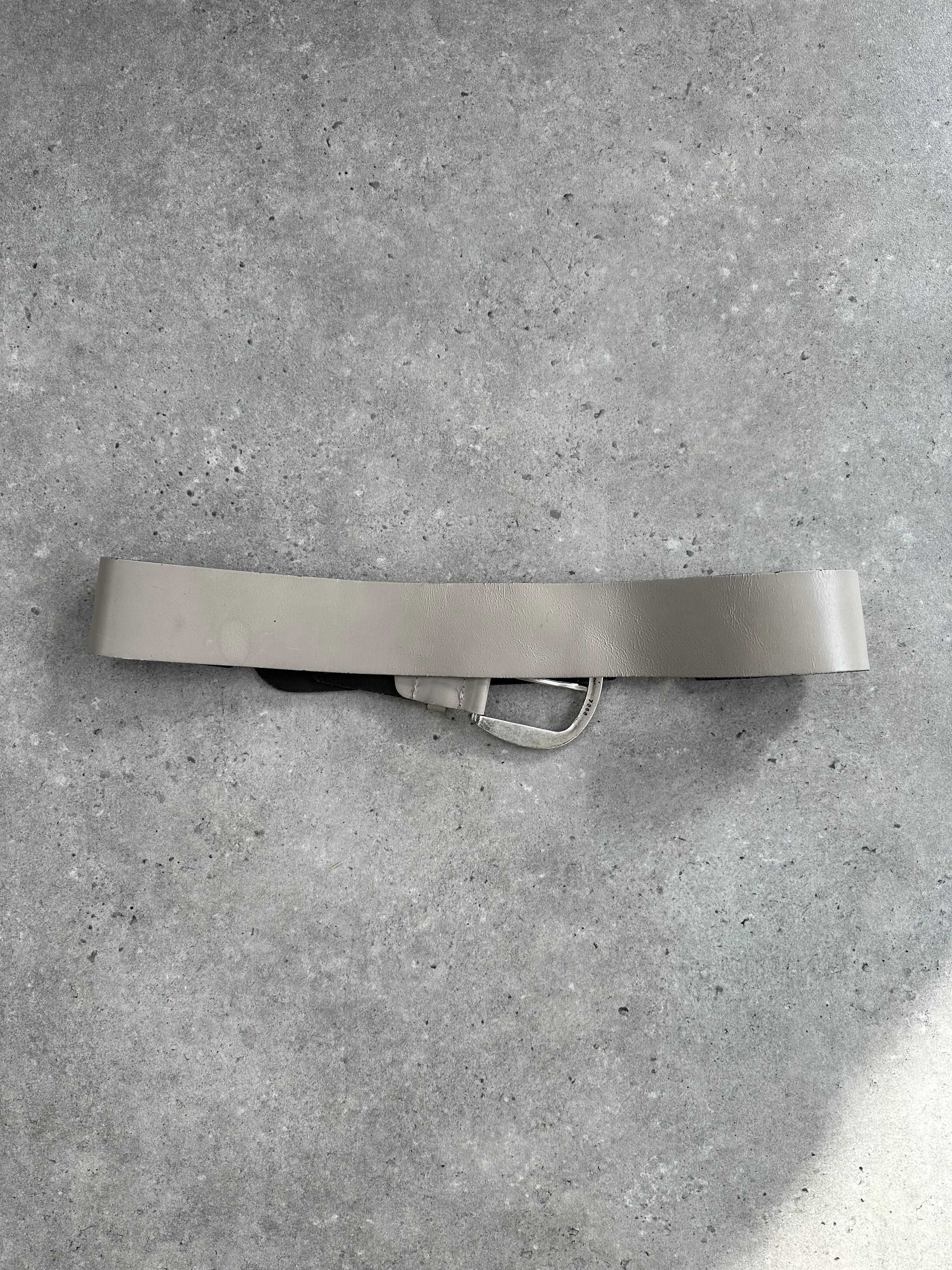 Vintage Italian 1990s chunky leather belt with brass buckle, adjustable W37-41, stylish retro accessory.