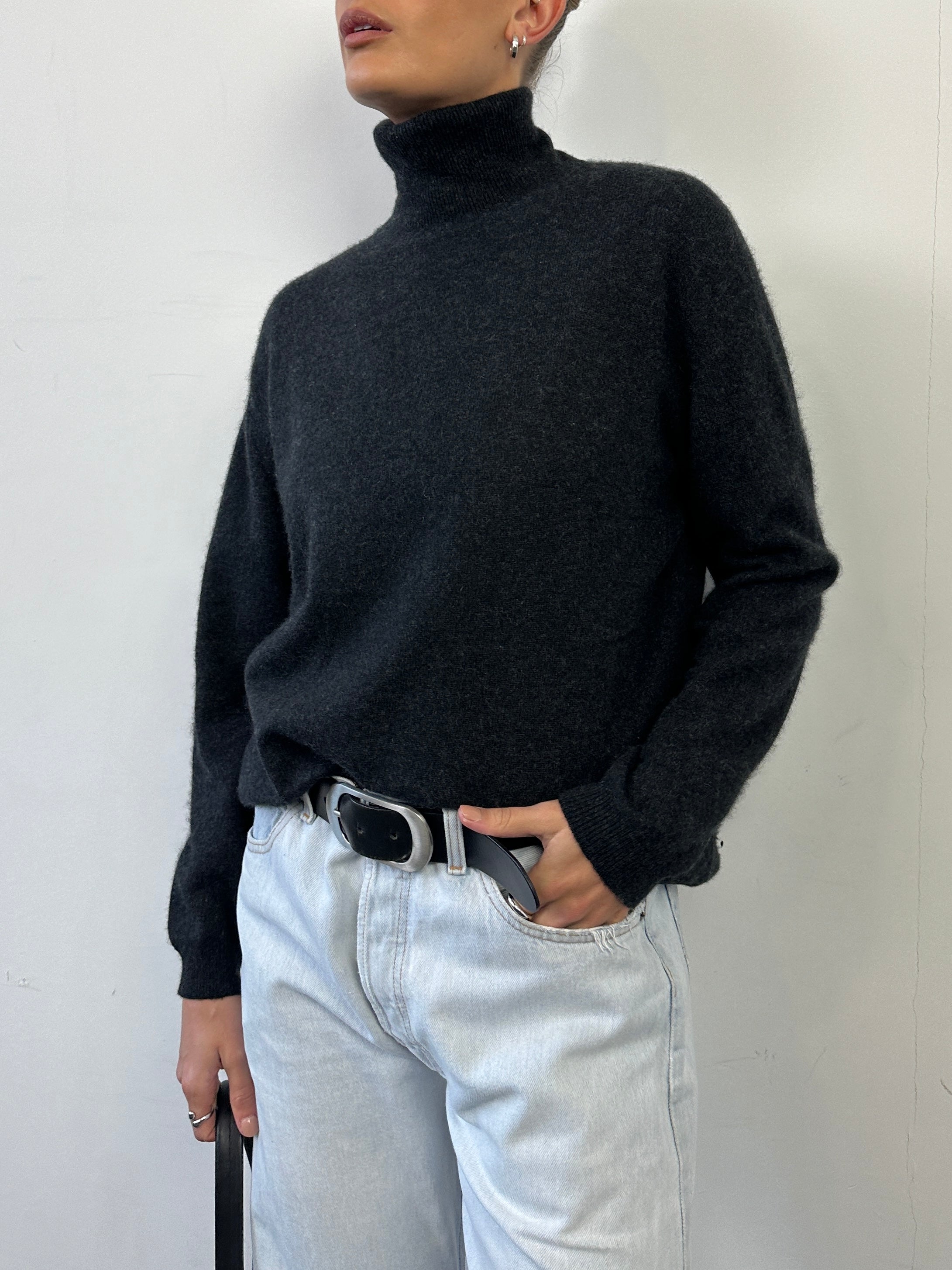 Vintage Italian pure cashmere roll neck jumper in size large, featuring a cozy knitted design and classic style.