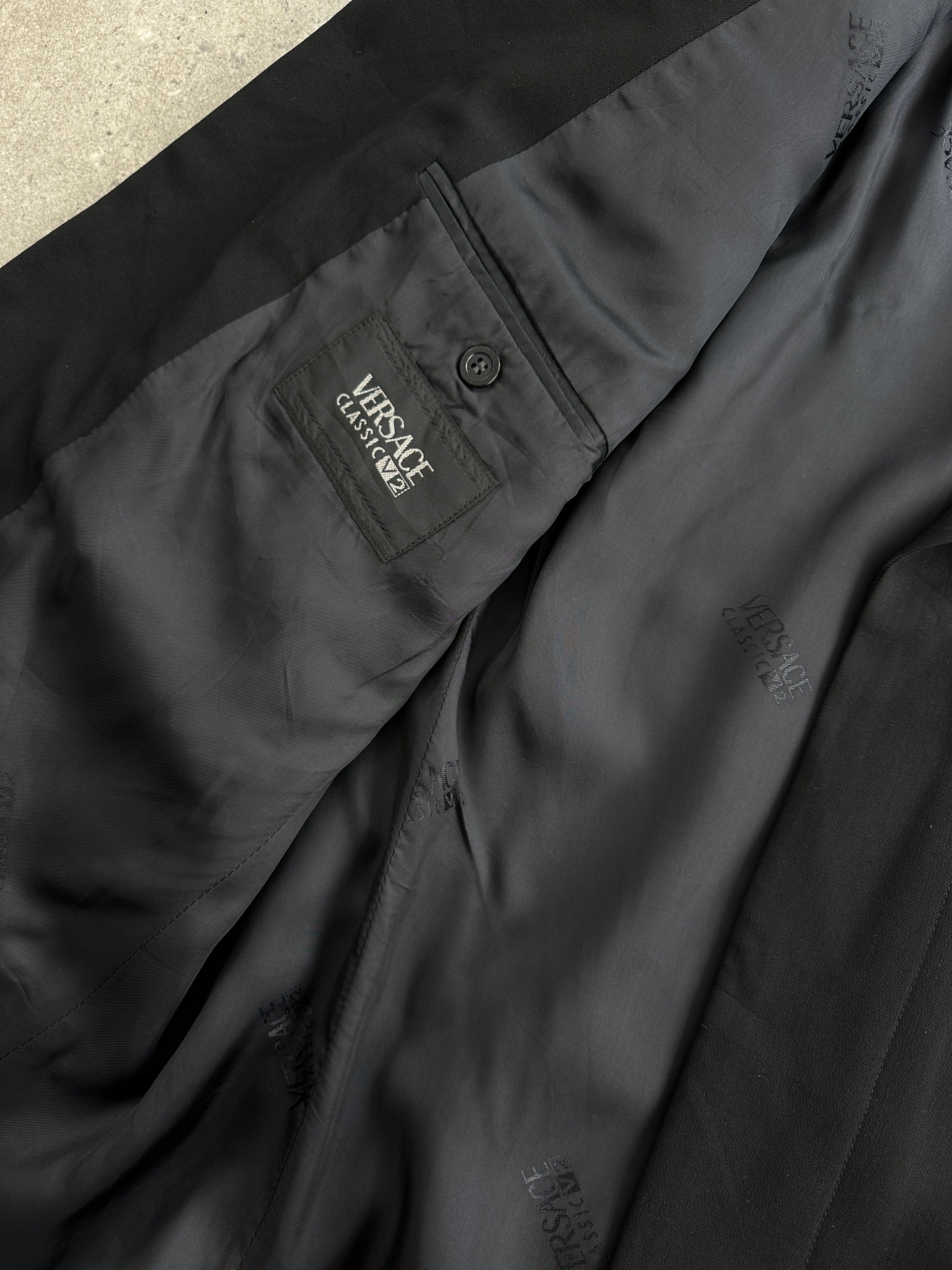 Versace Classic V2 90s pure wool blazer with concealed placket, size 42R/L, shown on a hanger with a tailored fit and structured lapel.