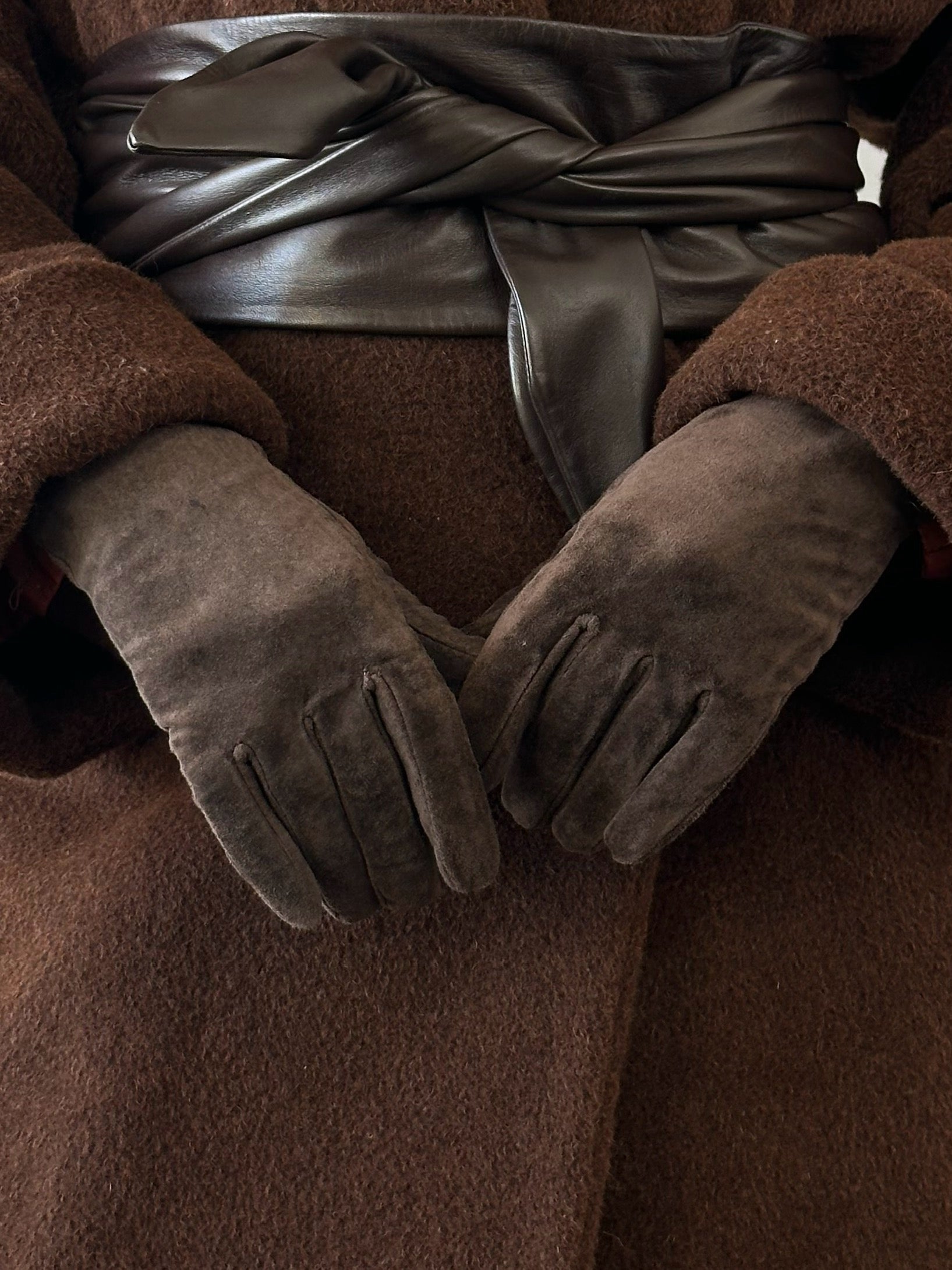 Vintage suede gloves in size small, featuring soft texture and classic design, perfect for stylish cold-weather wear.