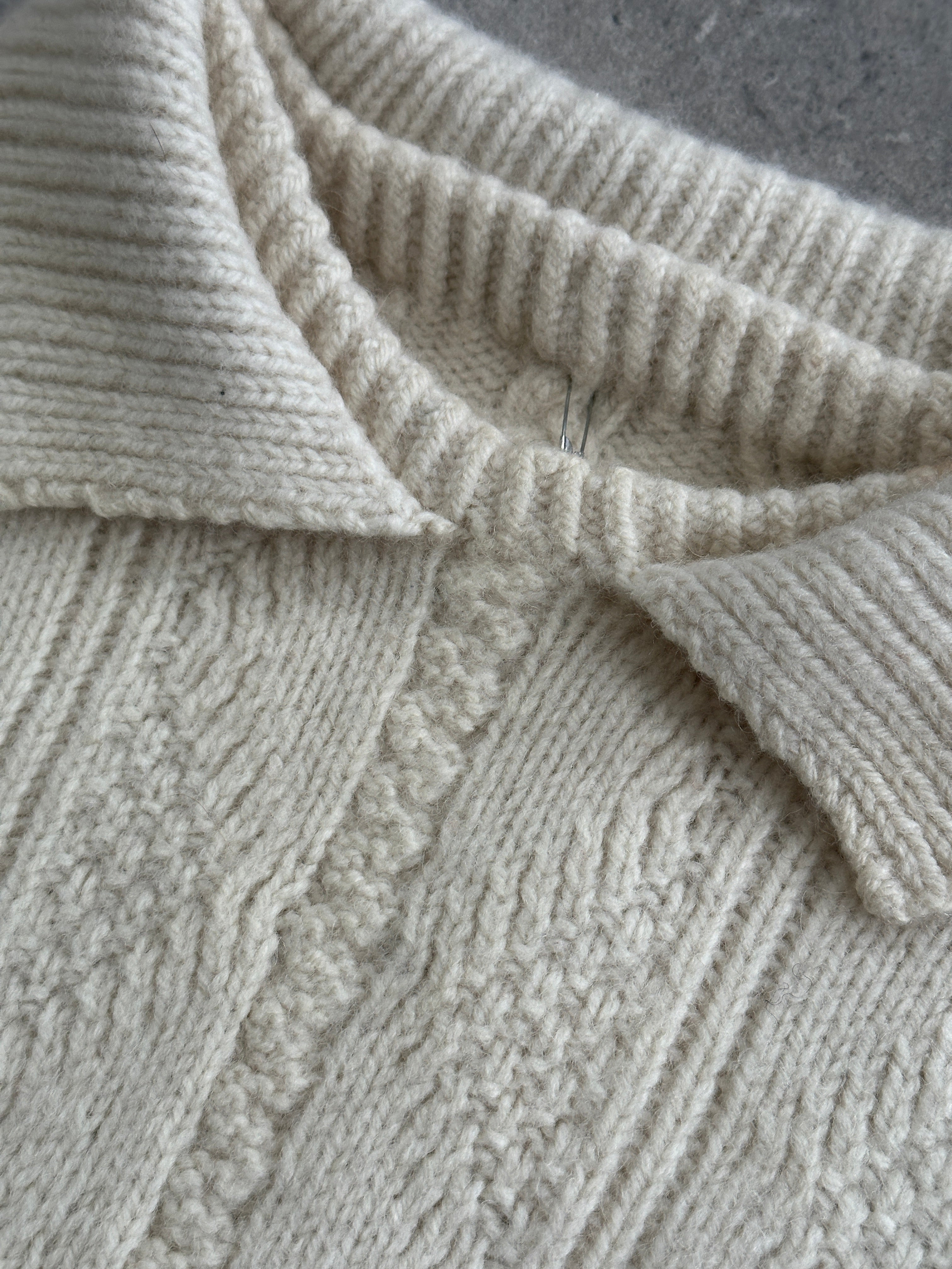 Vintage pure wool knitted jumper with a collared design in size XS/S, featuring a cozy, textured knit pattern.