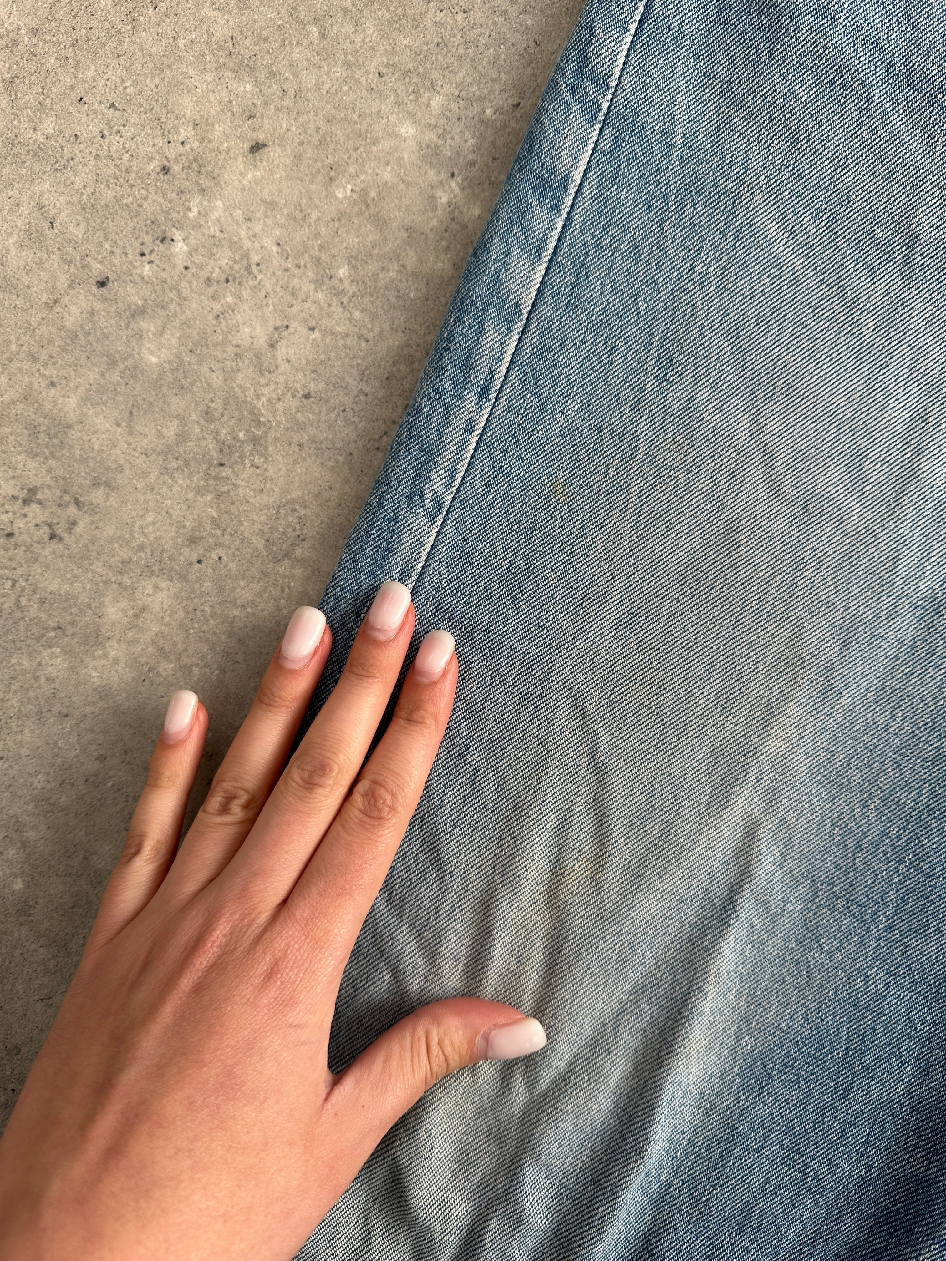 Levi’s faded straight leg denim jeans in size W32 displayed on a hanger with a casual fit and classic five-pocket design.