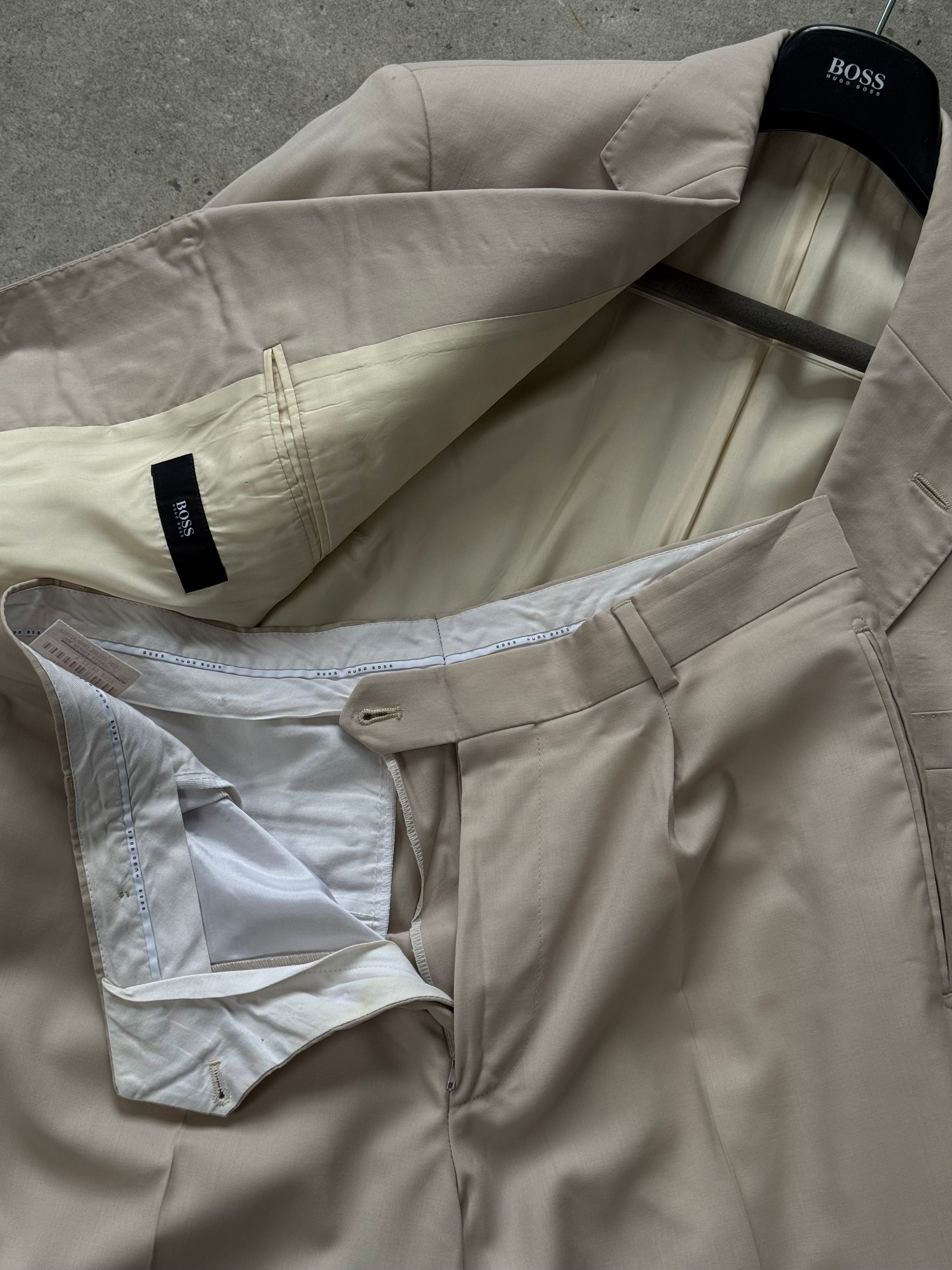 Hugo Boss 2000s pure wool single-breasted suit jacket in size 40R/W34, tailored with classic lapels and smooth fabric.