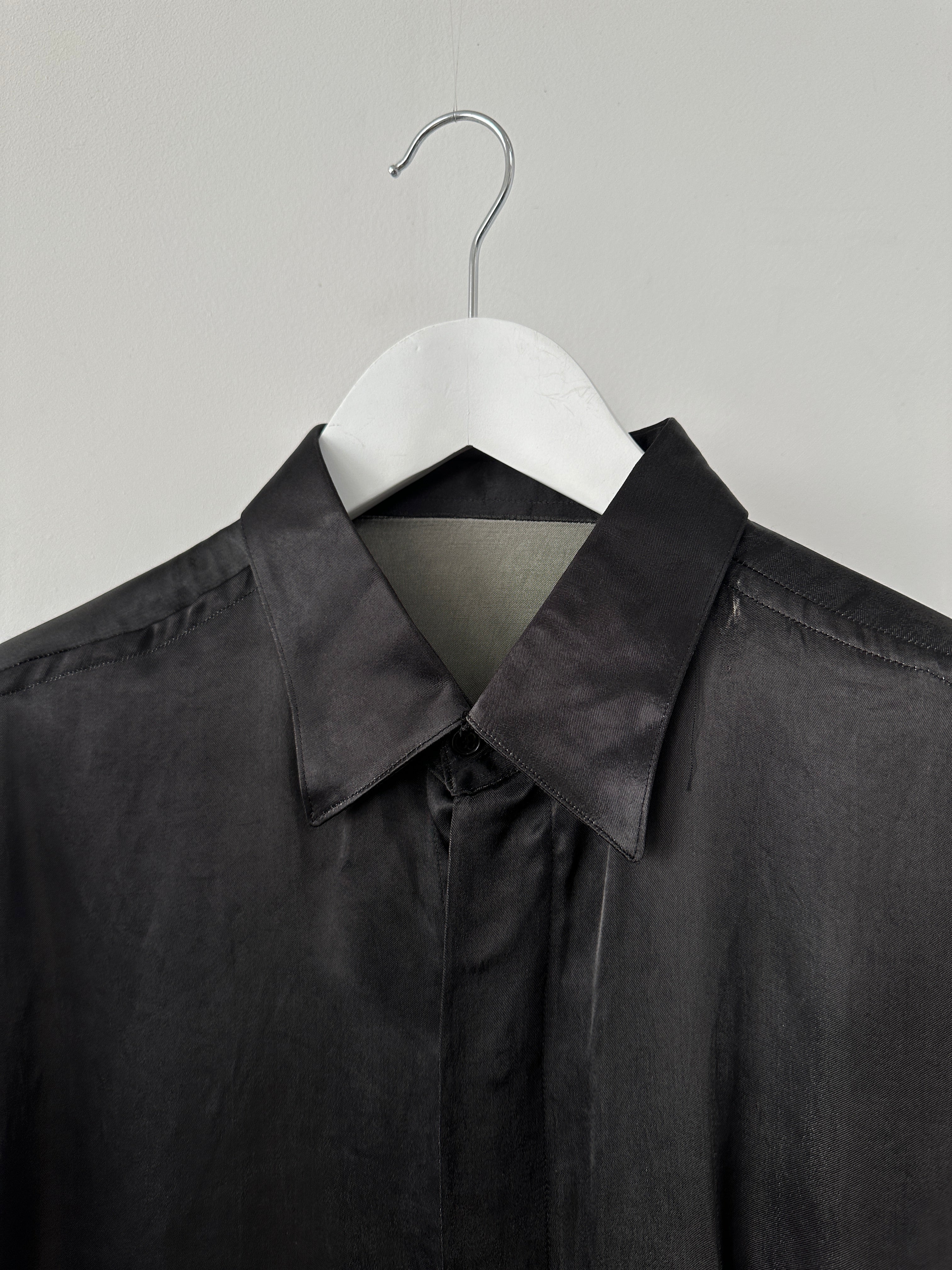 Vintage satin relaxed shirt with concealed placket in XXL size, showcasing smooth fabric and tailored fit.