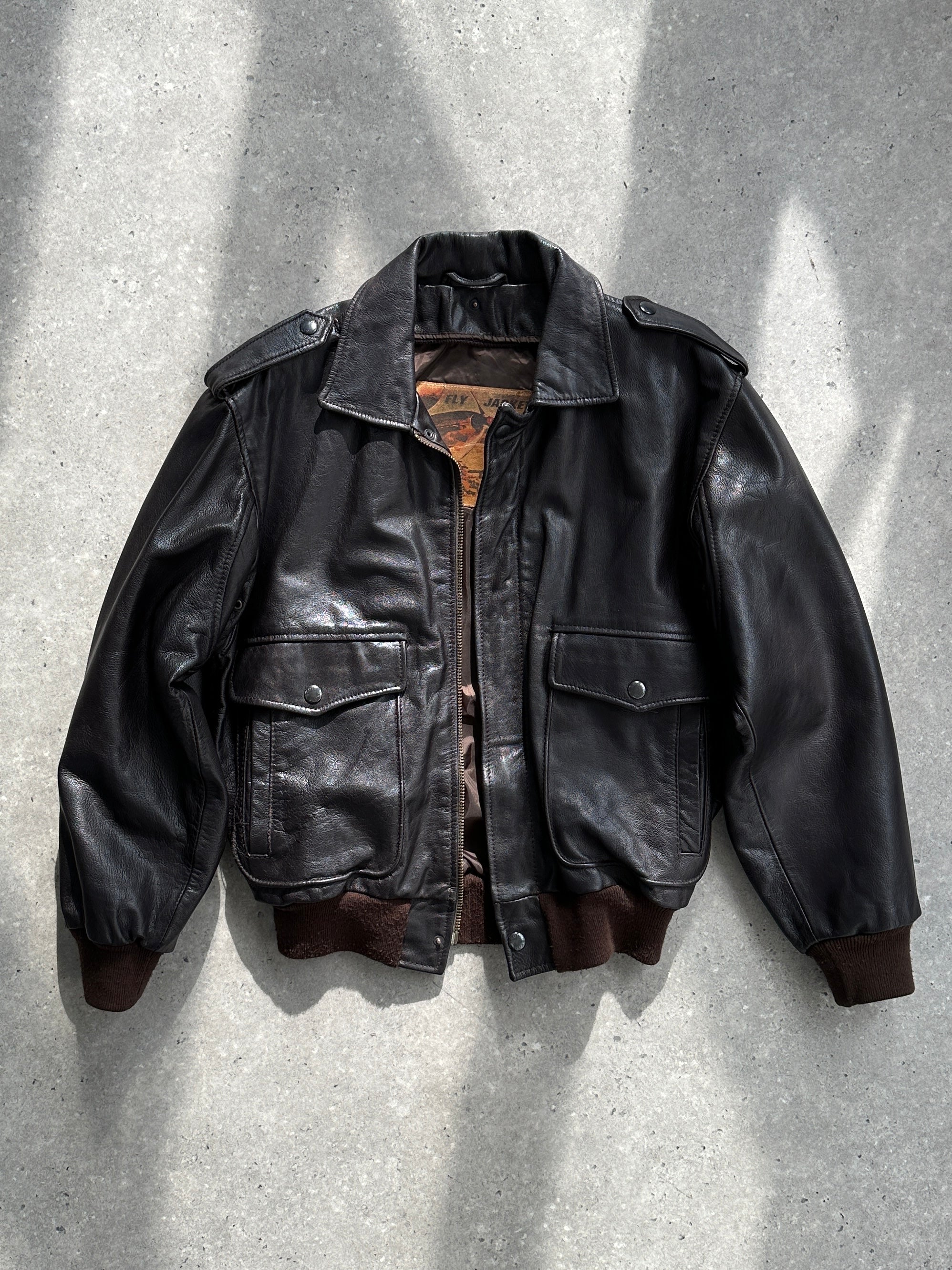 Vintage leather bomber jacket with removable faux fur lining, stylish S/M size, classic design and warm interior for cold weather.
