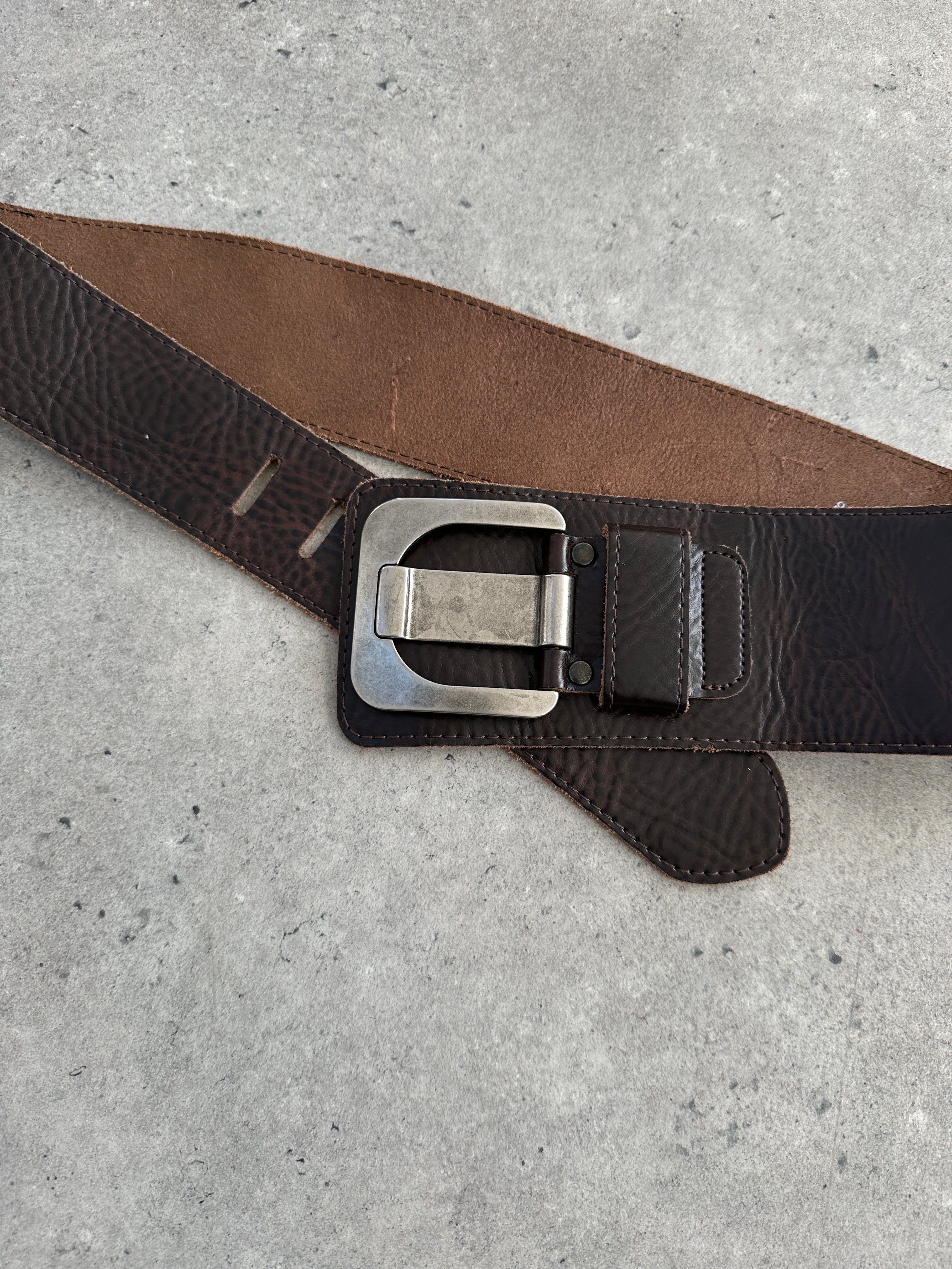 Vintage 1990s chunky leather belt with brass buckle, adjustable W34-38, featuring rugged, retro style and durable craftsmanship.
