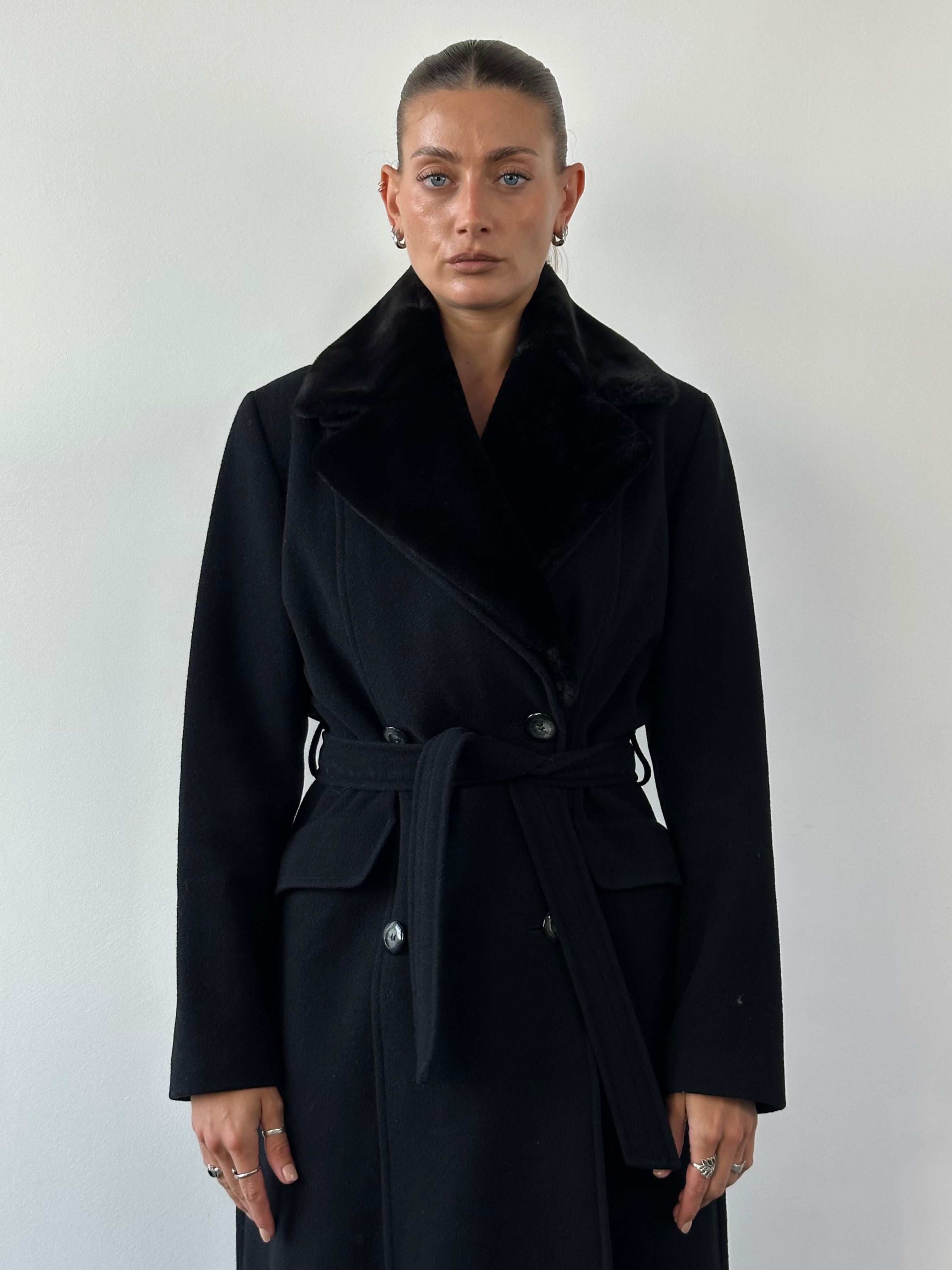 Vintage wool coat with a removable faux fur collar, belted design, in size M/L, stylish and warm outerwear for cold weather.