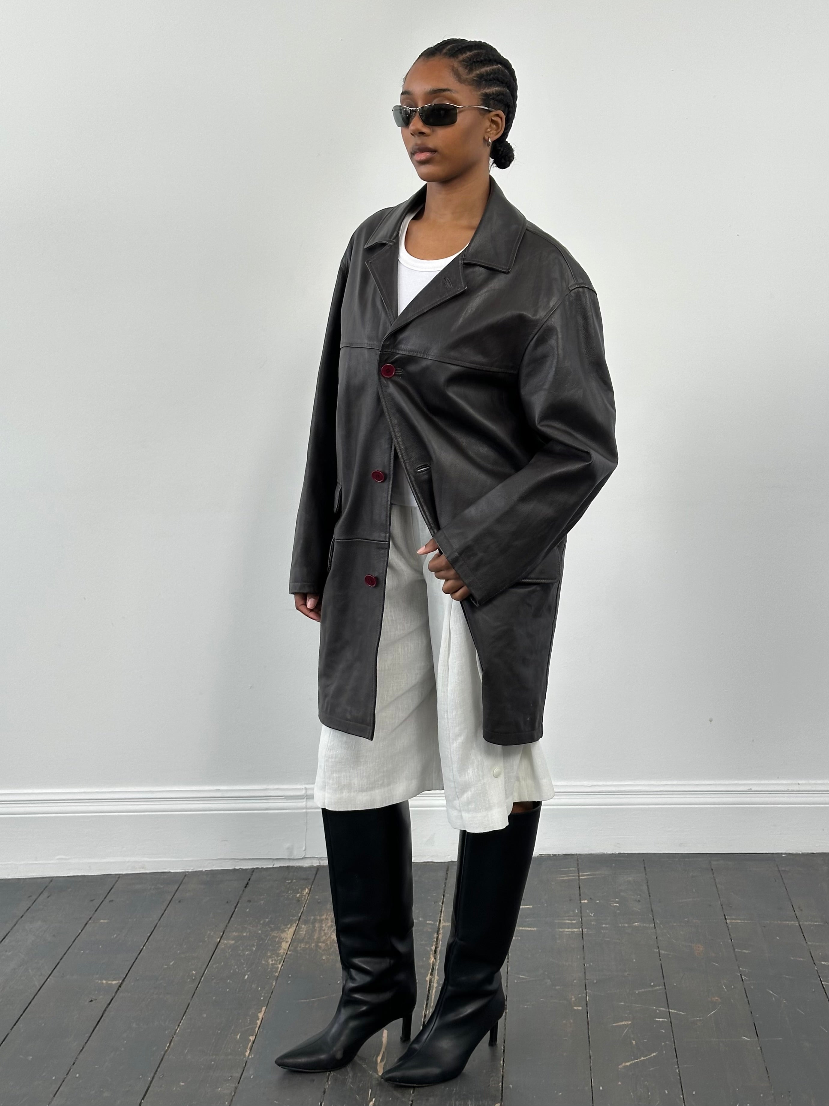 Conbipel 1990s leather trench coat, XL size, featuring classic design and smooth leather material, displayed on a hanger.