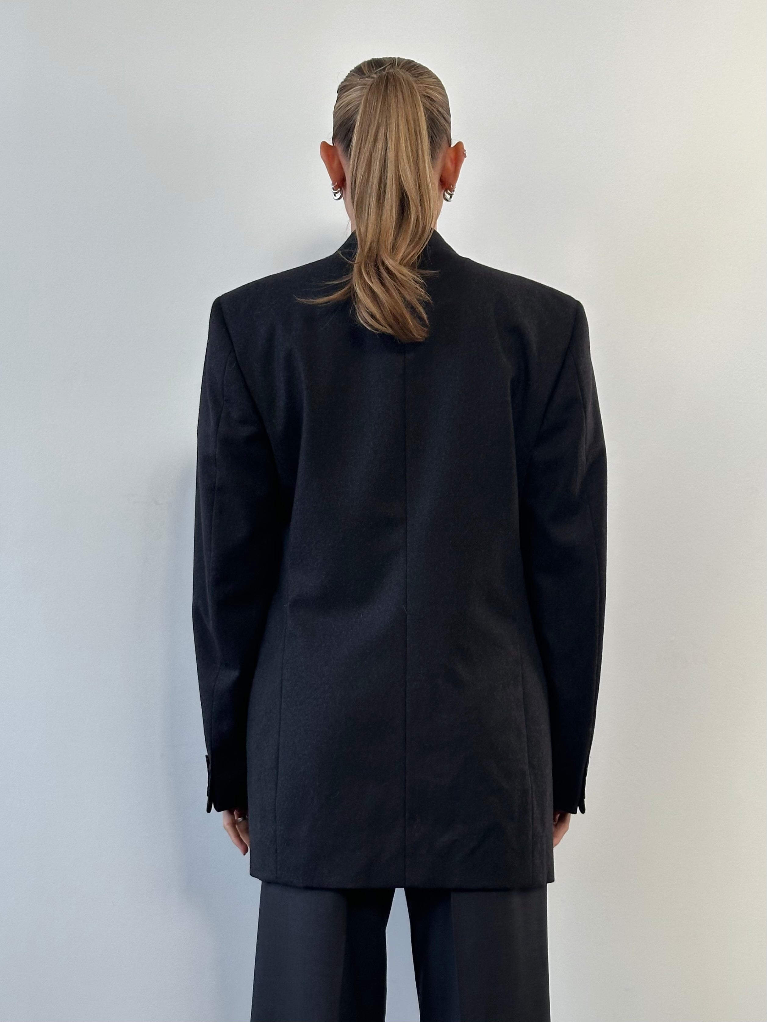 Vintage Italian double-breasted blazer in size M/L, featuring classic tailored design and vintage styling details.