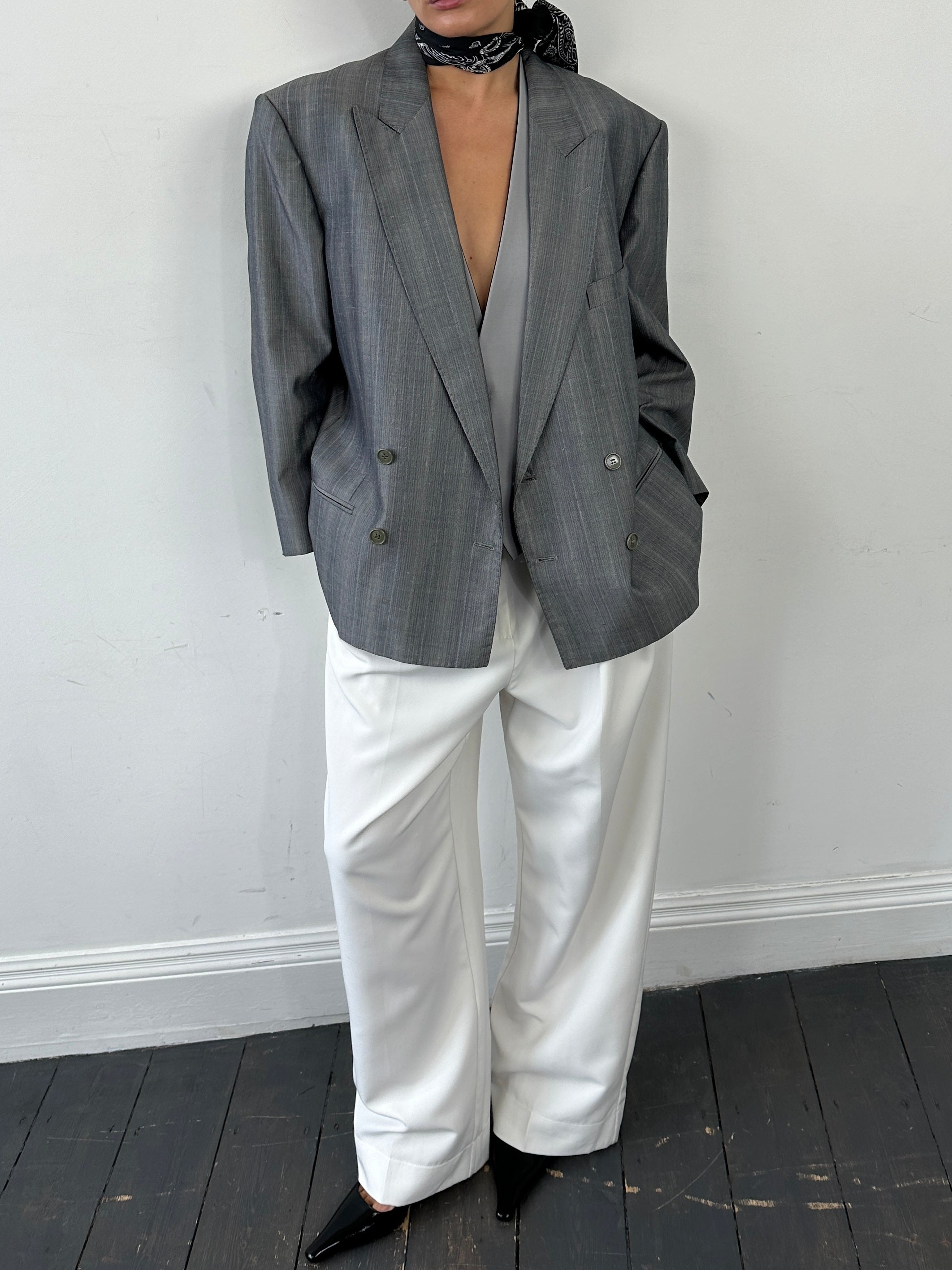 Vintage Italian vintage boxy wool double-breasted blazer in size L/XL, featuring classic tailored design and stylish details.