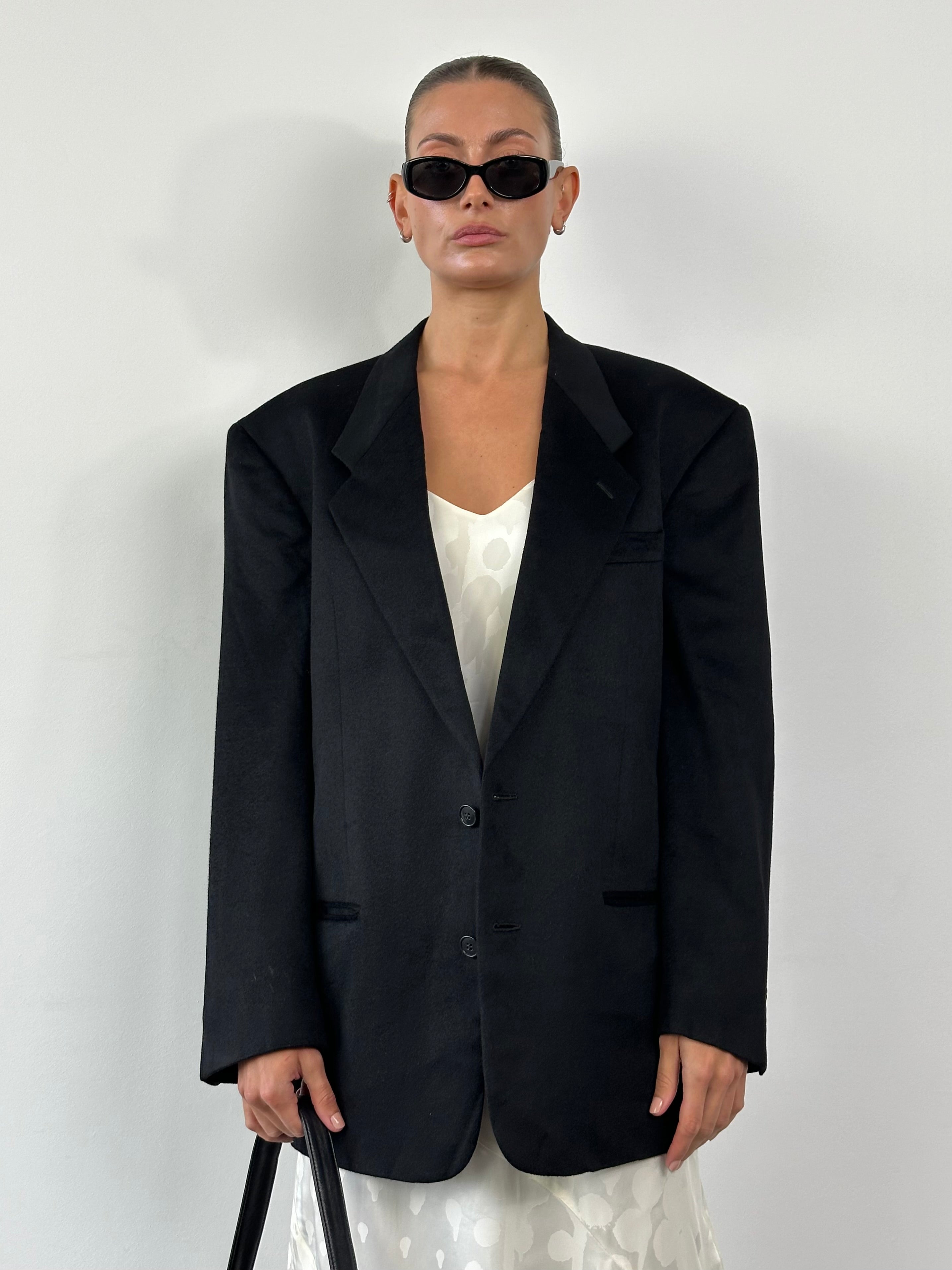 Giorgio Armani Le Collezioni pure cashmere single-breasted blazer in size 40R/L, tailored fit with classic lapel and button closure.
