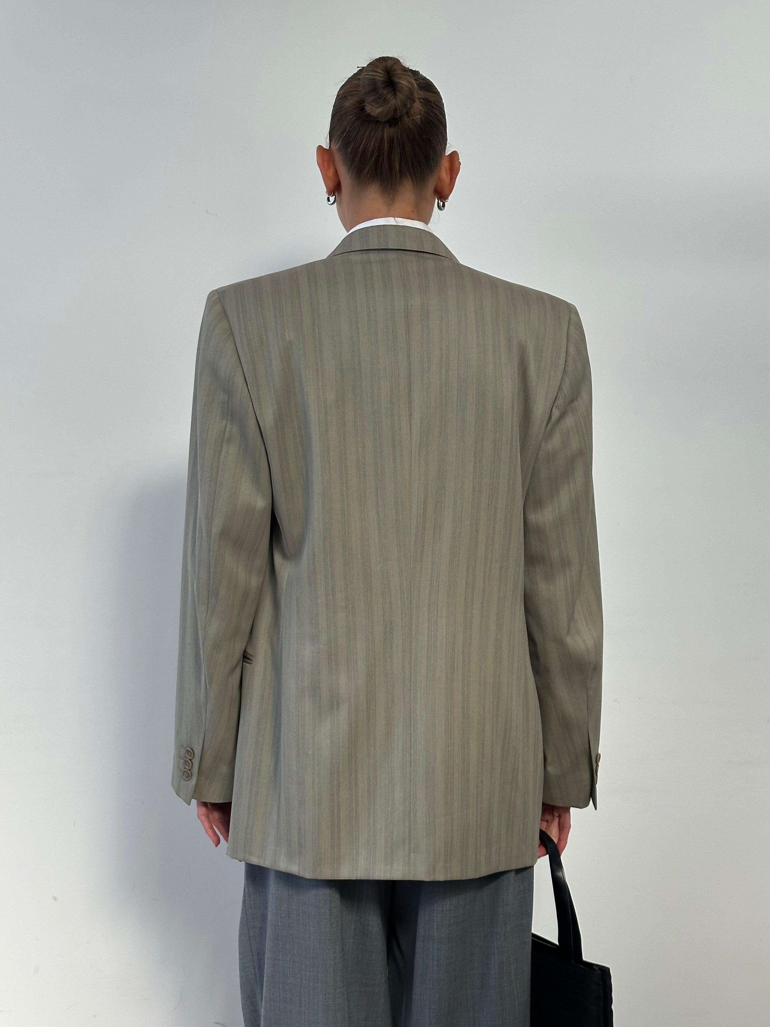 Vintage Italian vintage pure wool double-breasted blazer in size L, tailored fit with classic lapels and button closure.