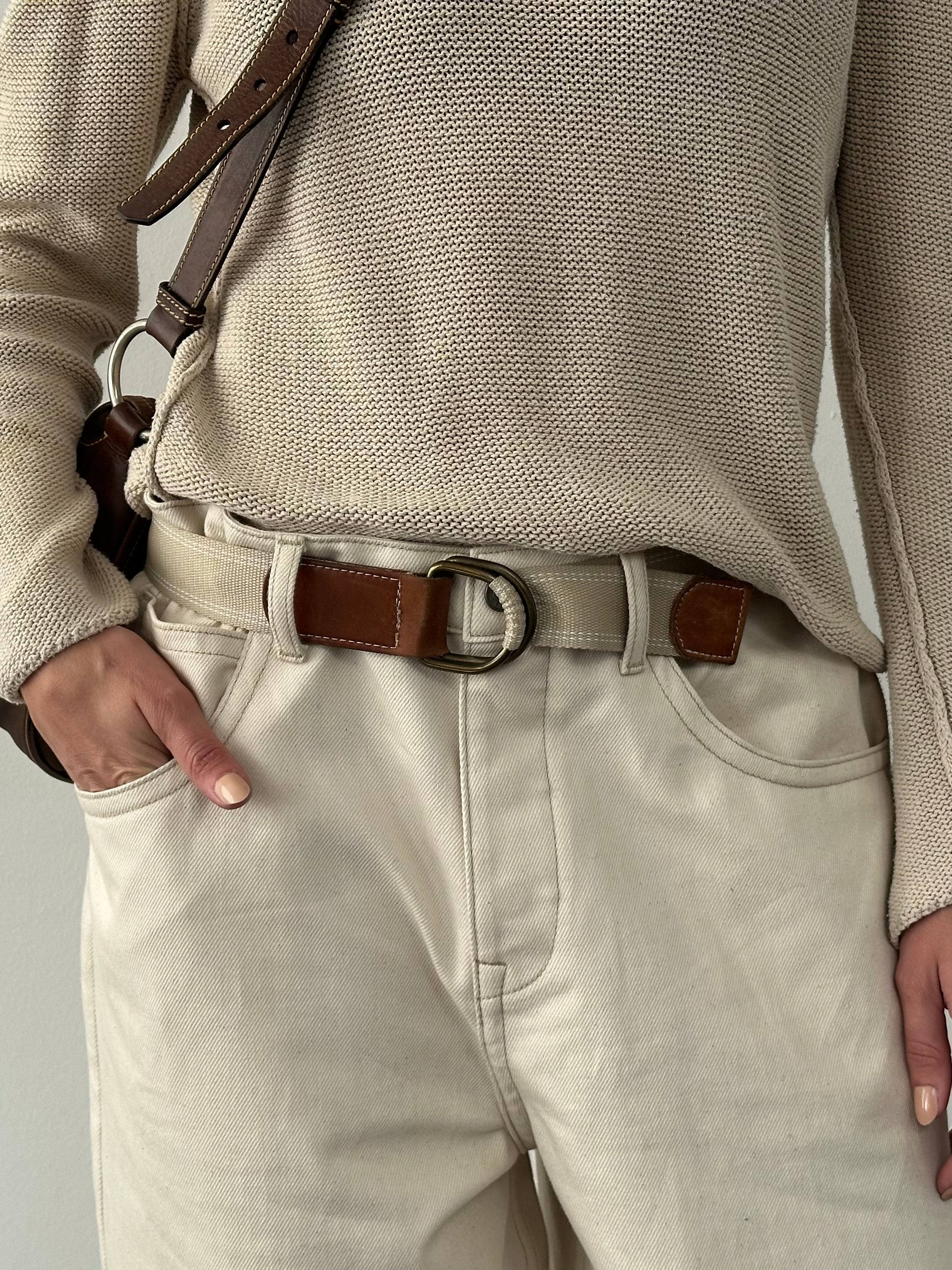 Vintage 1990s leather woven belt with adjustable one size design, featuring a classic, textured leather strap and vintage buckle.