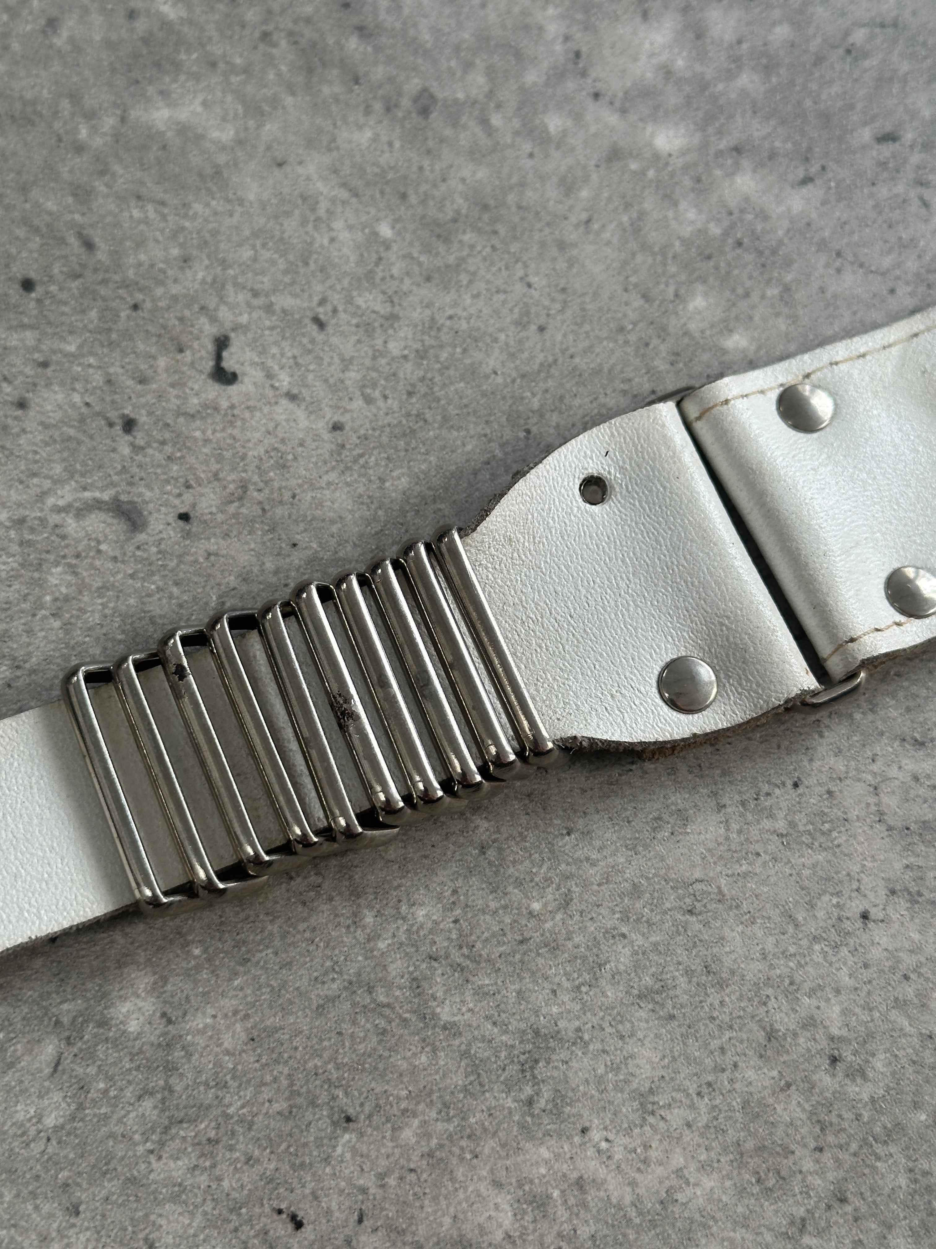 Vintage chrome hardware leather belt in size W28-32, featuring classic metal buckle and worn leather strap.