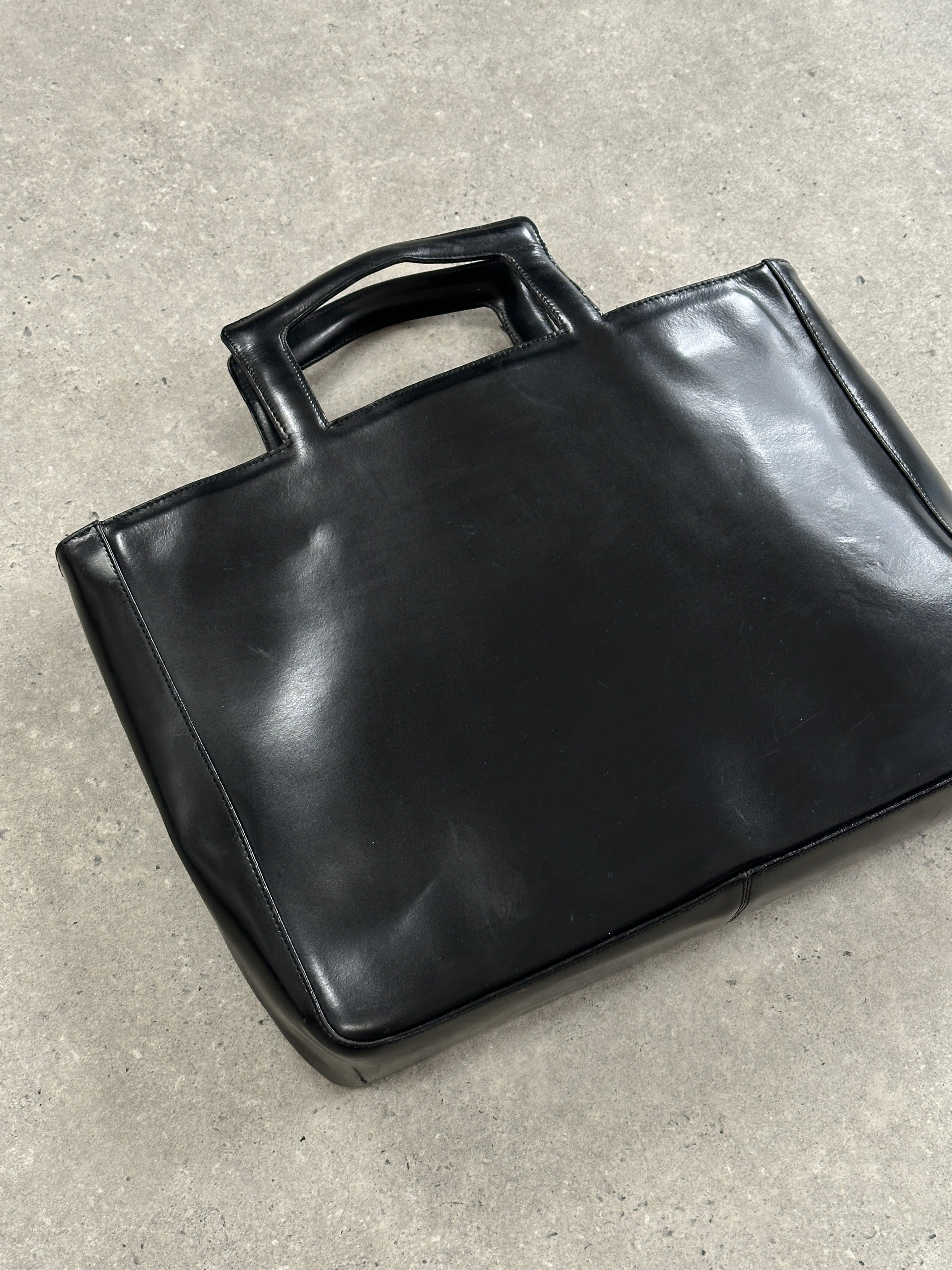 Vintage Italian leather briefcase bag with sturdy handle and classic design, perfect for professional use.