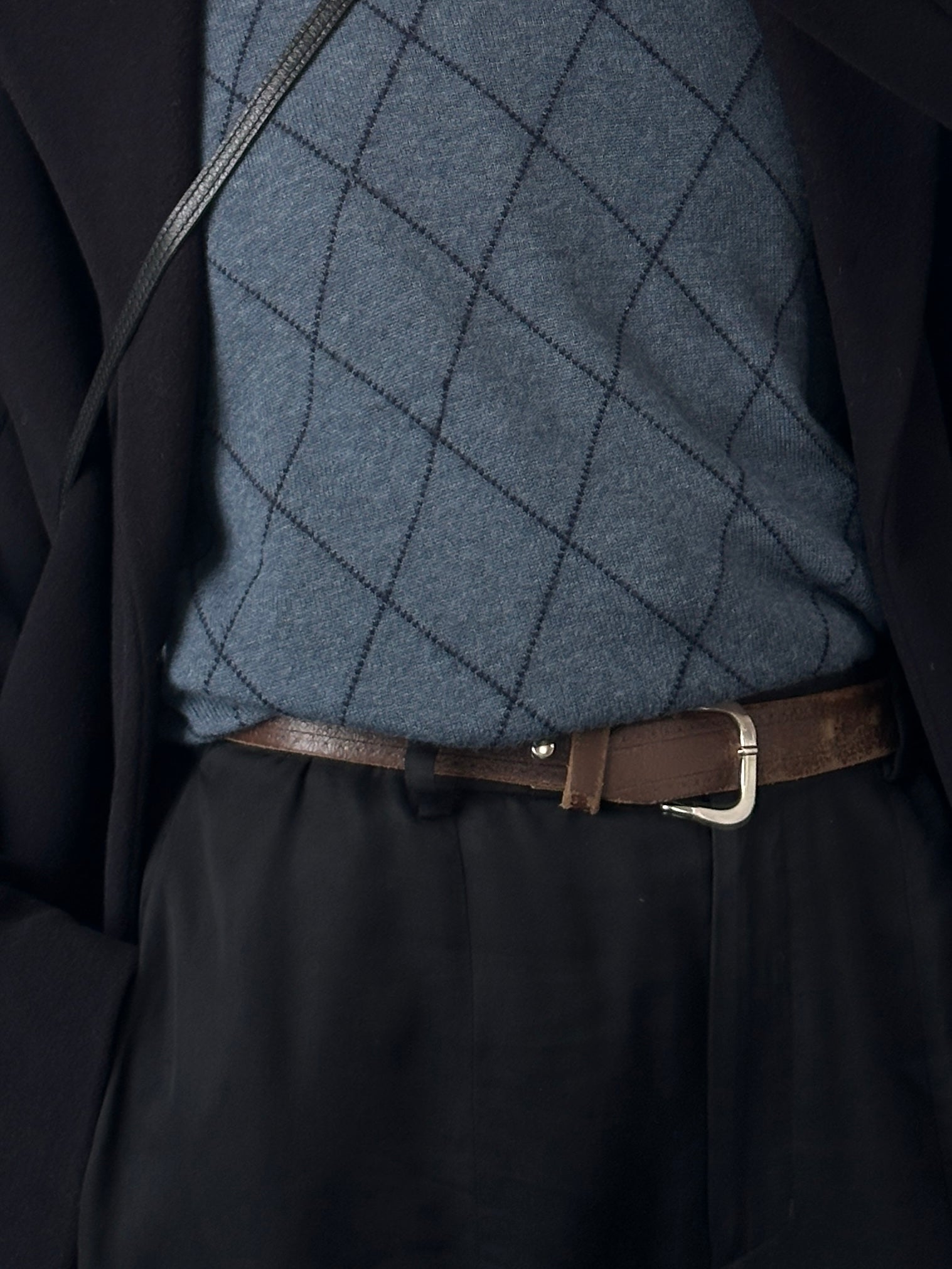 Vintage 1990s distressed slim leather belt with adjustable W22-29 inches, featuring a classic buckle design.