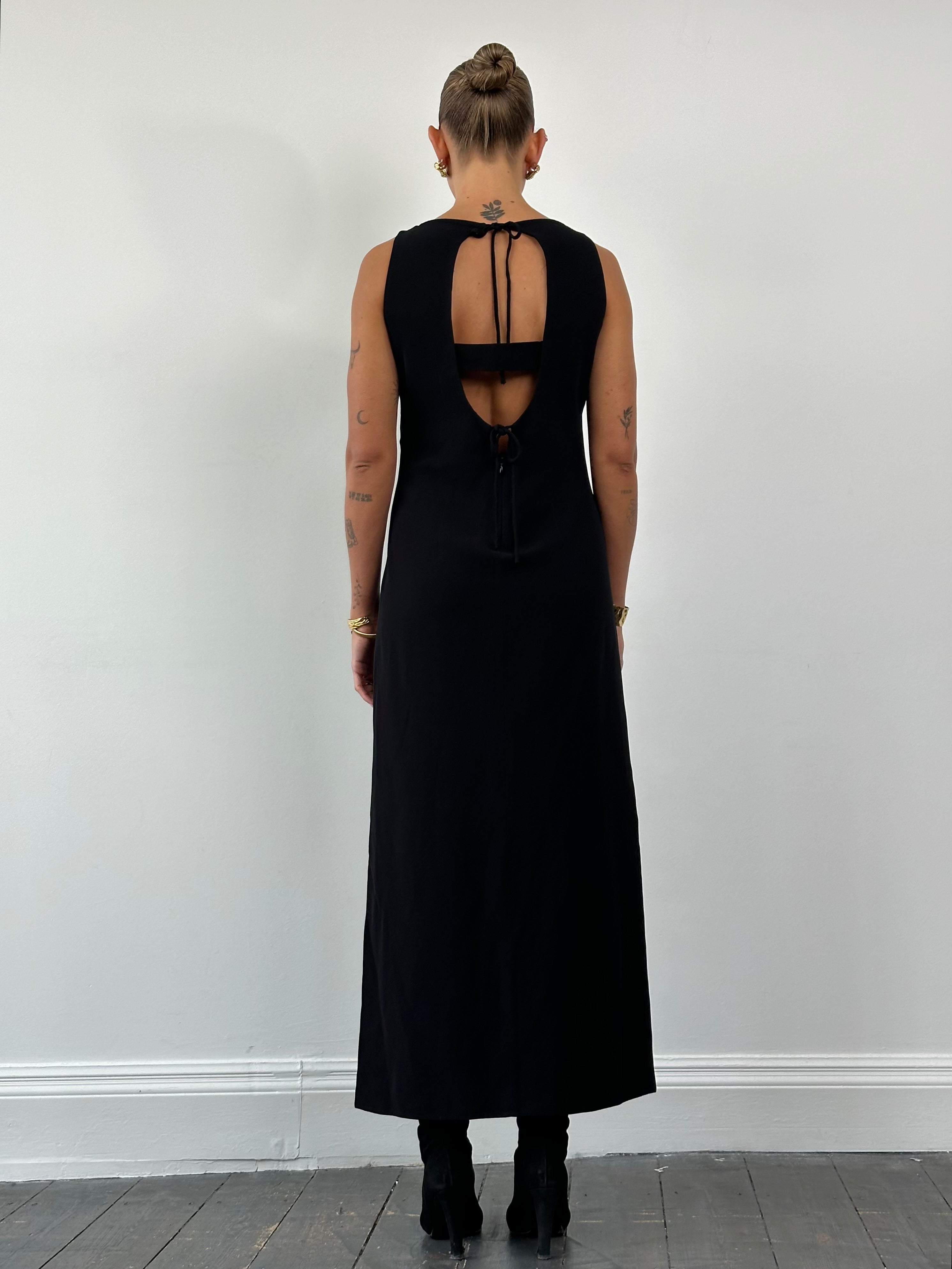 Elegant Italian vintage boat neck maxi dress in soft fabric, featuring a relaxed fit and classic design, size M/L.