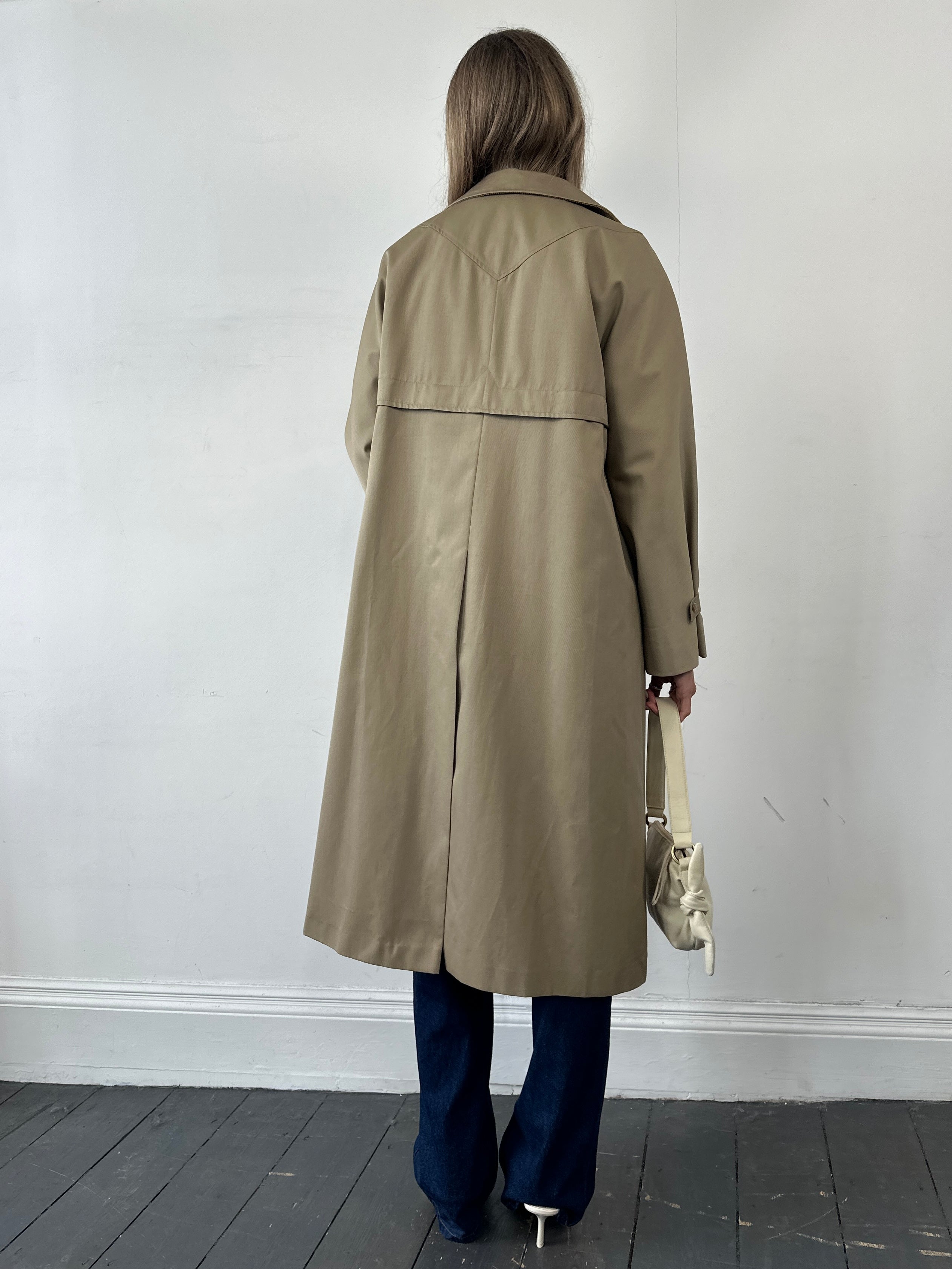 Vintage single-breasted trench coat in size small, stylish classic coat with belt and button details, perfect for timeless fashion.