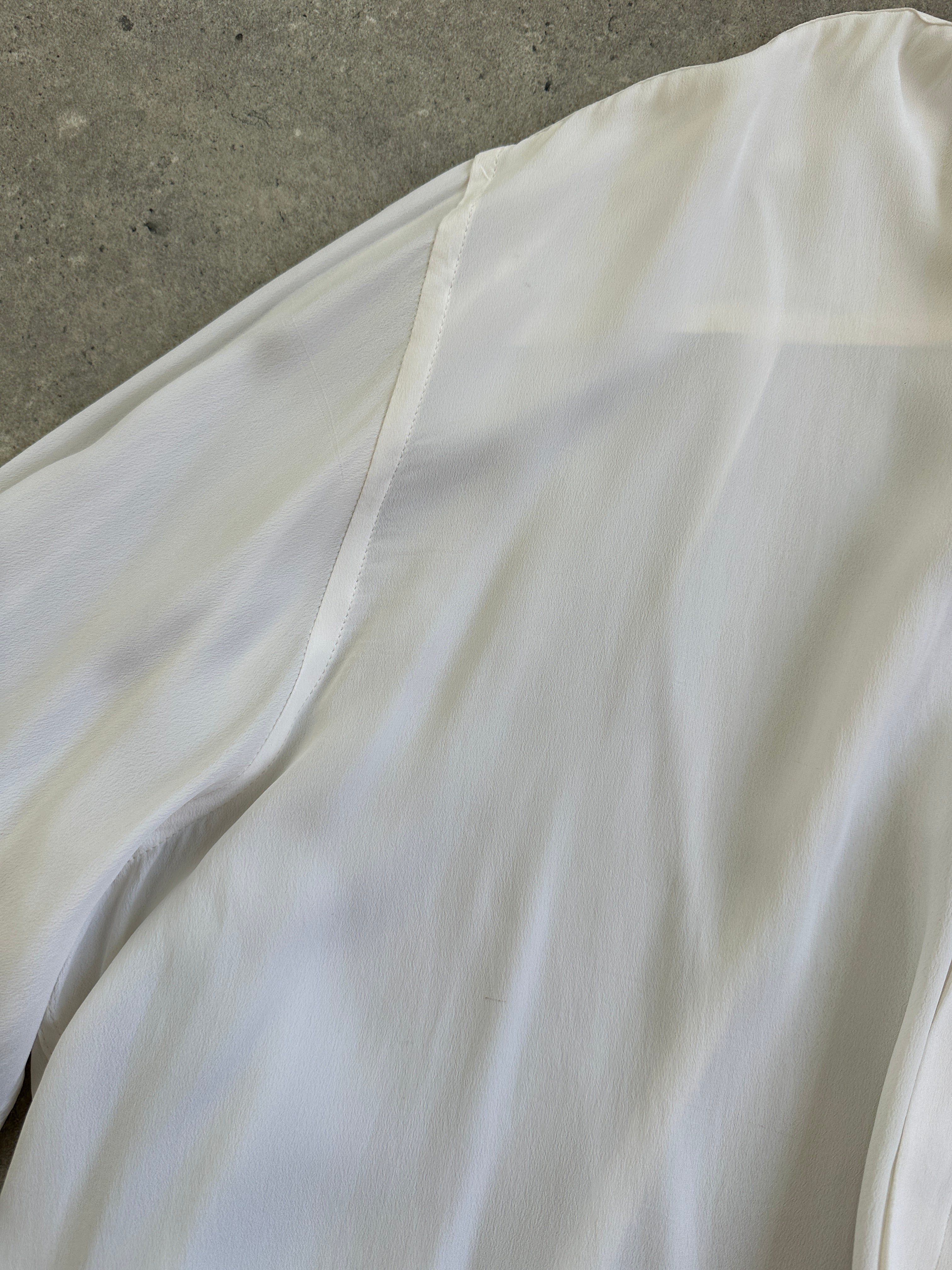 Vintage 1980s Italian silk flowy wing collar dress shirt in XL, featuring elegant design and classic style.