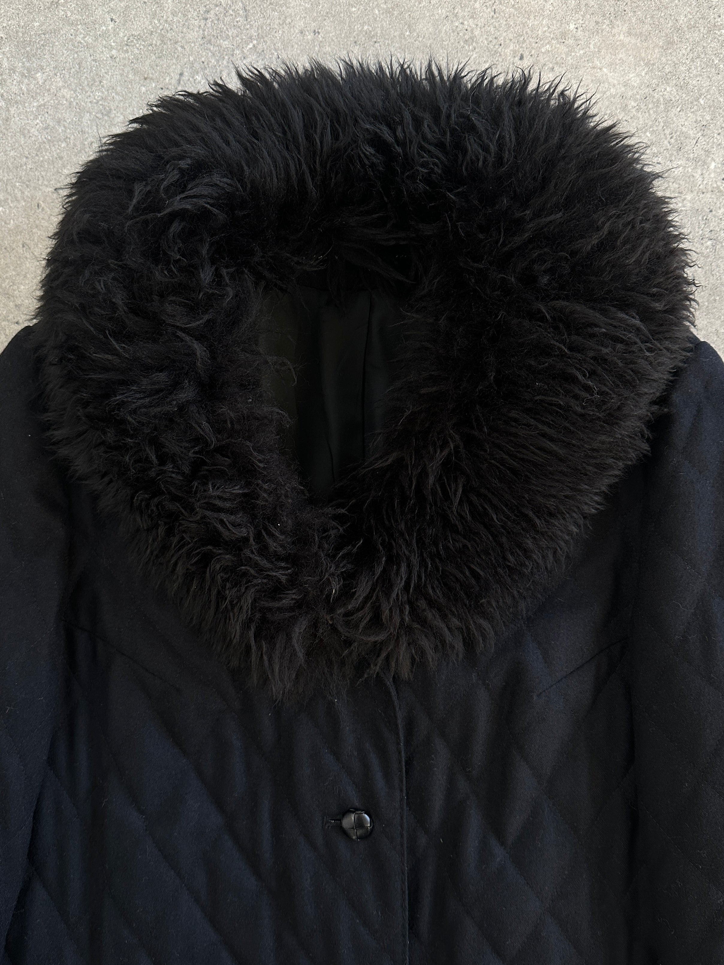 Vintage 1990s wool quilted coat with fur collar, size M, stylish retro outerwear featuring classic design and warm fabric.