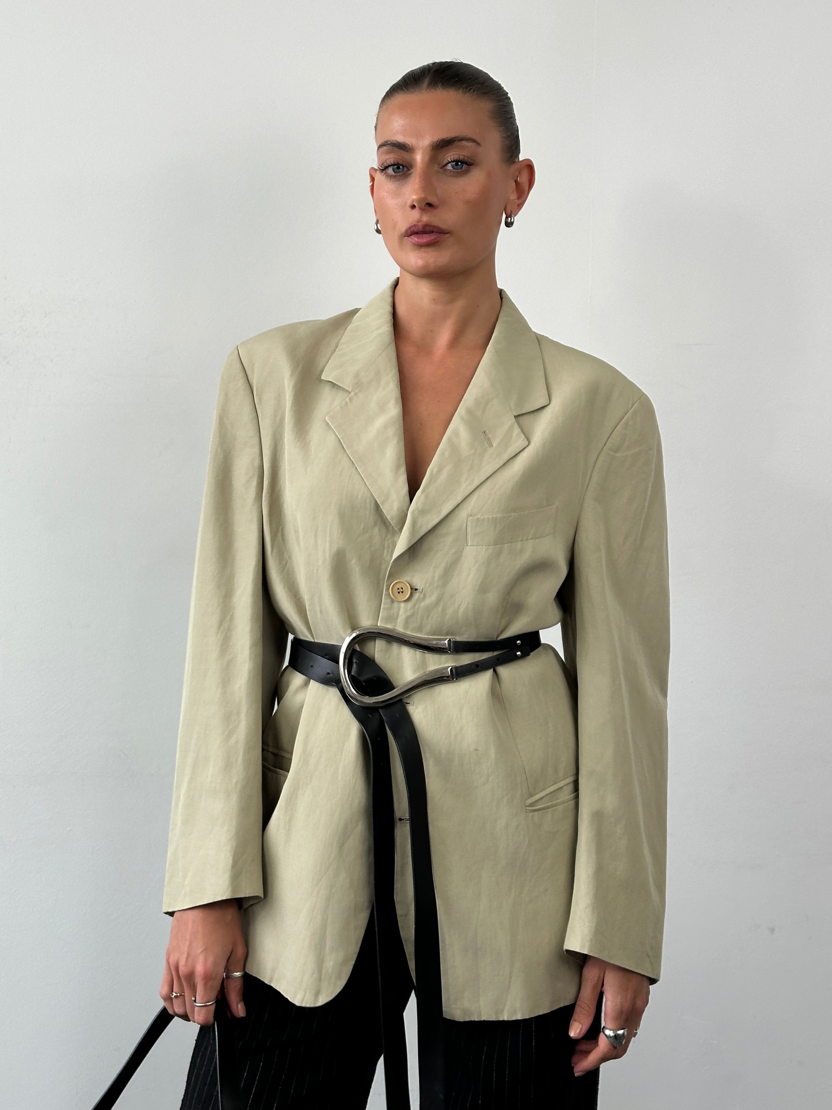 Emporio Armani linen single-breasted blazer in size 40R/L, tailored fit with classic lapel and stylish design.